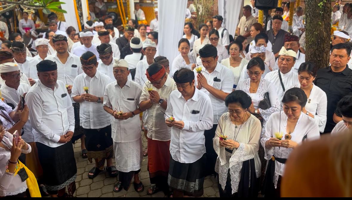 Bupati Adi Arnawa dan Wabup Bagus Alit Sucipta Hadiri Pelebon Ida Pedanda Gede Sadhawa Jelantik Putra