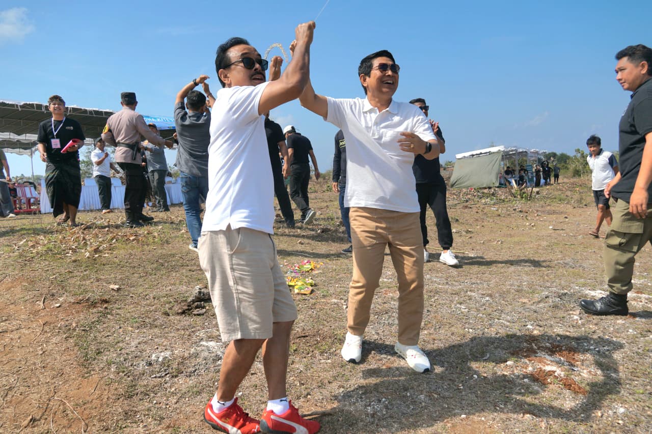 Bupati Adi Arnawa Buka Sabdha Kite Festival V 2025 Desa Pecatu