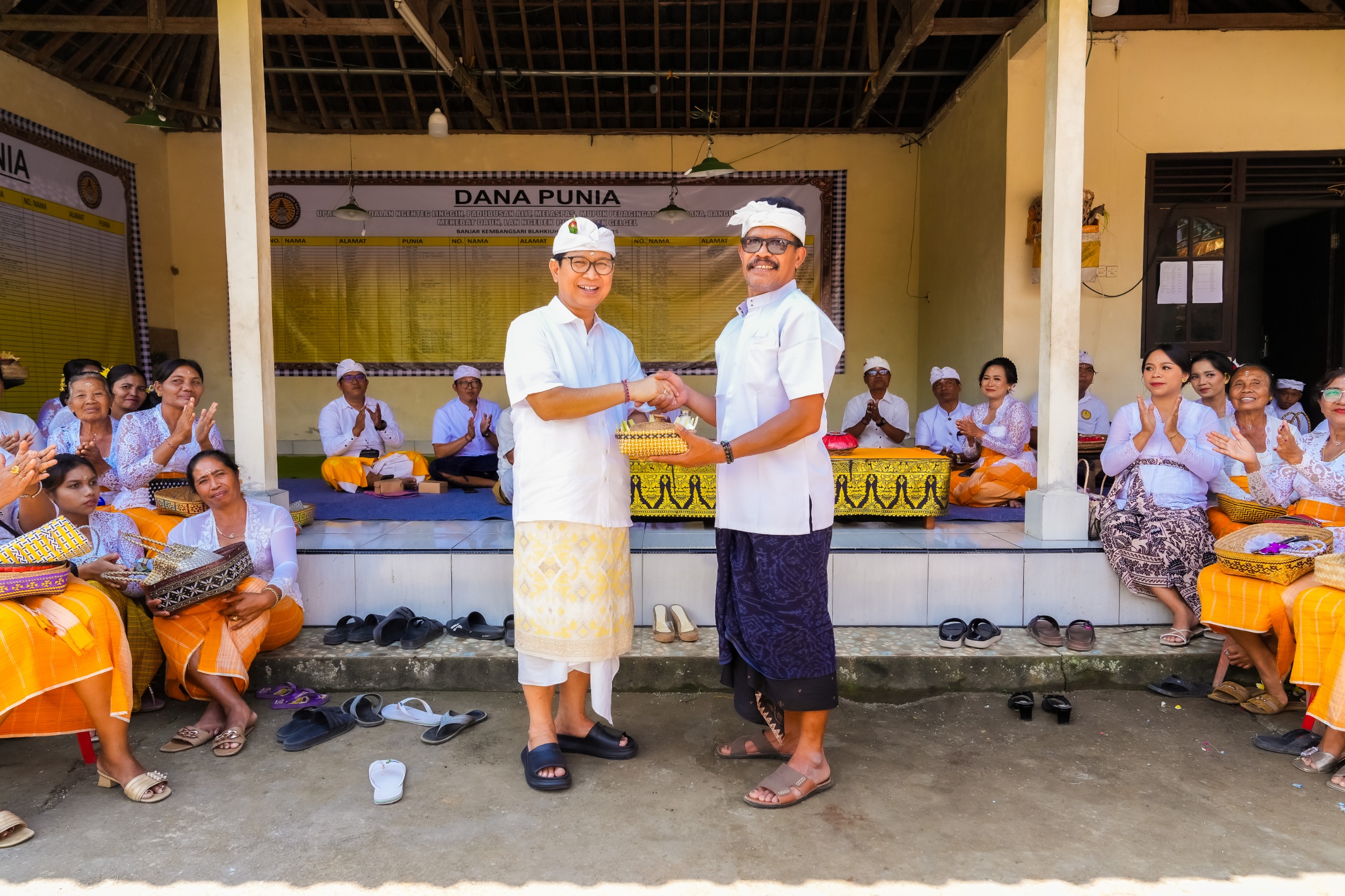 Bupati Adi Arnawa Sembahyang Puncak Karya di Pura Pasek Gelgel Blahkiuh
