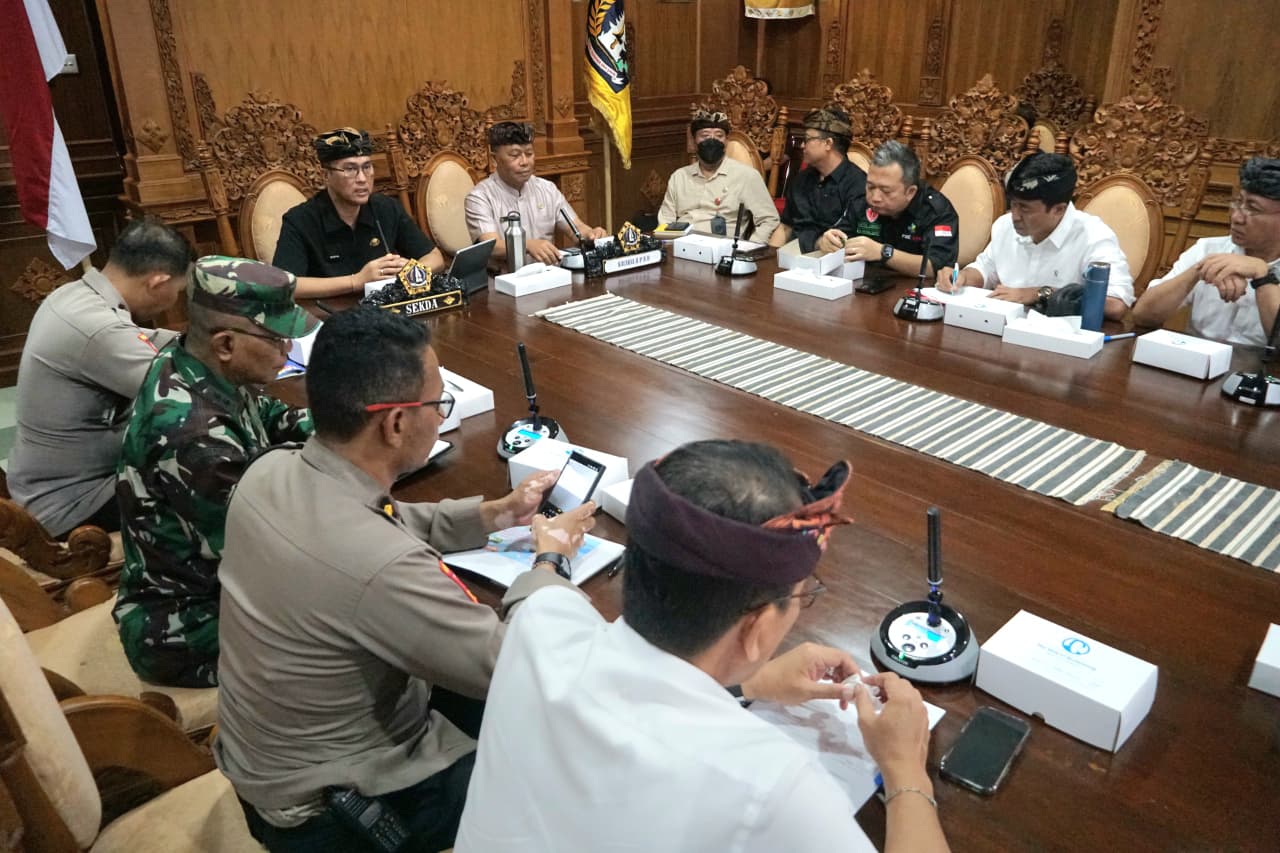 Sekda IB Surya Suamba Pimpin Rakor Penanganan Bencana Banjir di Badung