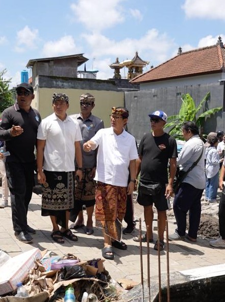 Bupati Adi Arnawa Tinjau Lokasi Banjir di Lingkungan Gadon, Mengwitani