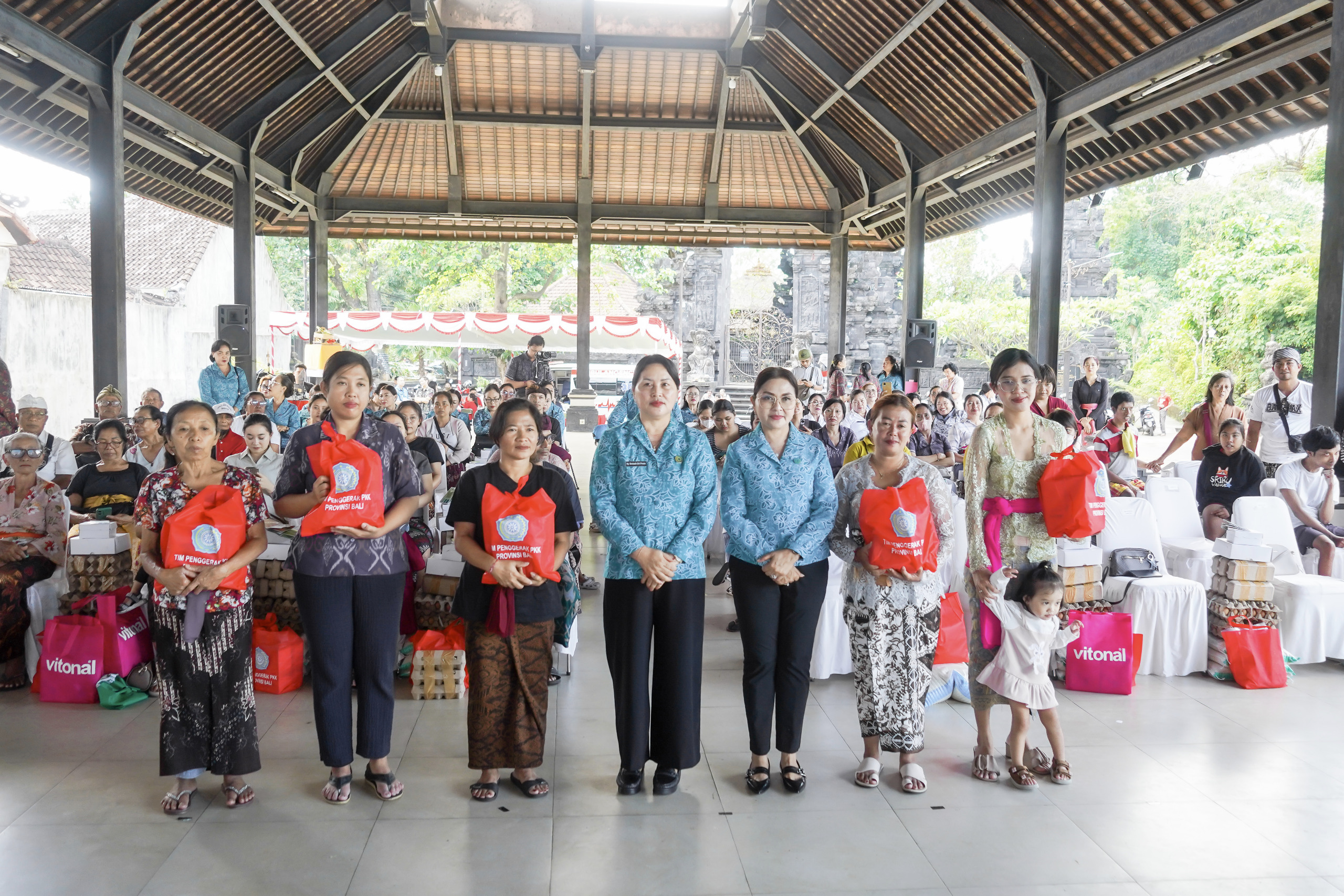 TP. PKK Provinsi Bali dan TP. PKK Badung Menyapa dan Berbagi di Kelurahan Legian