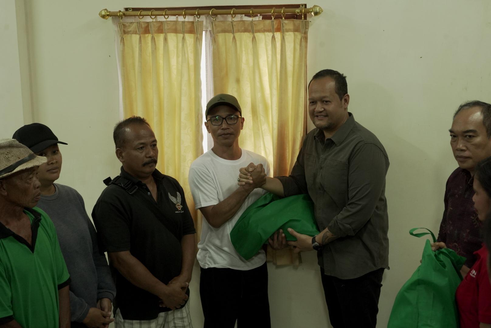 Wabup. Badung Serahkan Bantuan Sembako Warga Terdampak Banjir di Sading