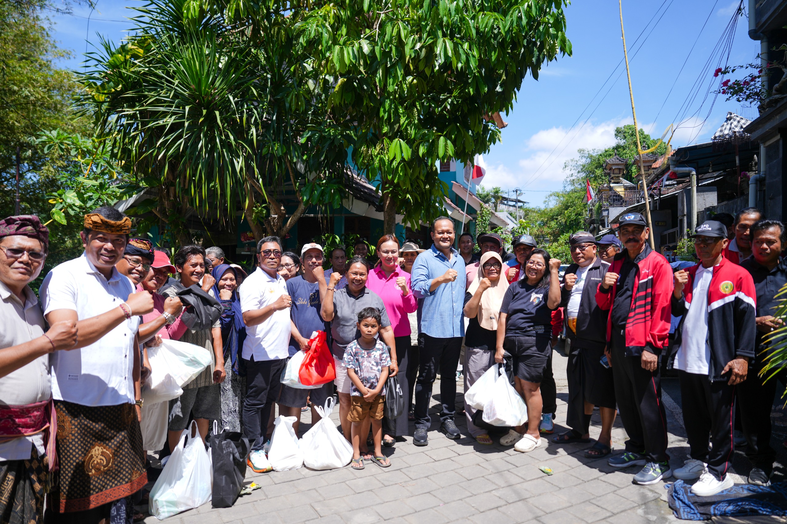 Wabup. Bagus Alit Sucipta Serahkan Bantuan Sosial di Kapal dan Dalung