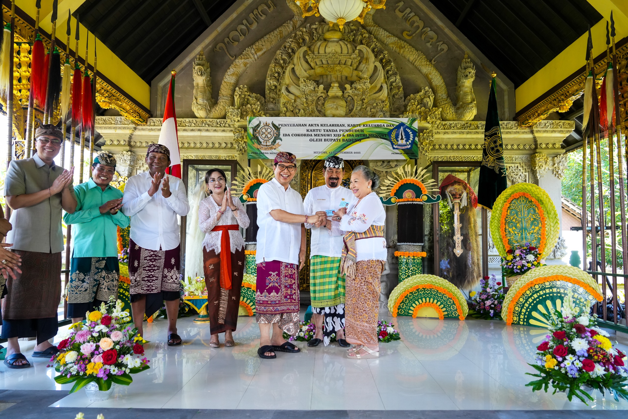 Bupati Adi Arnawa Serahkan Dokumen Kependudukan kepada Ida Cokorda Mengwi XIII