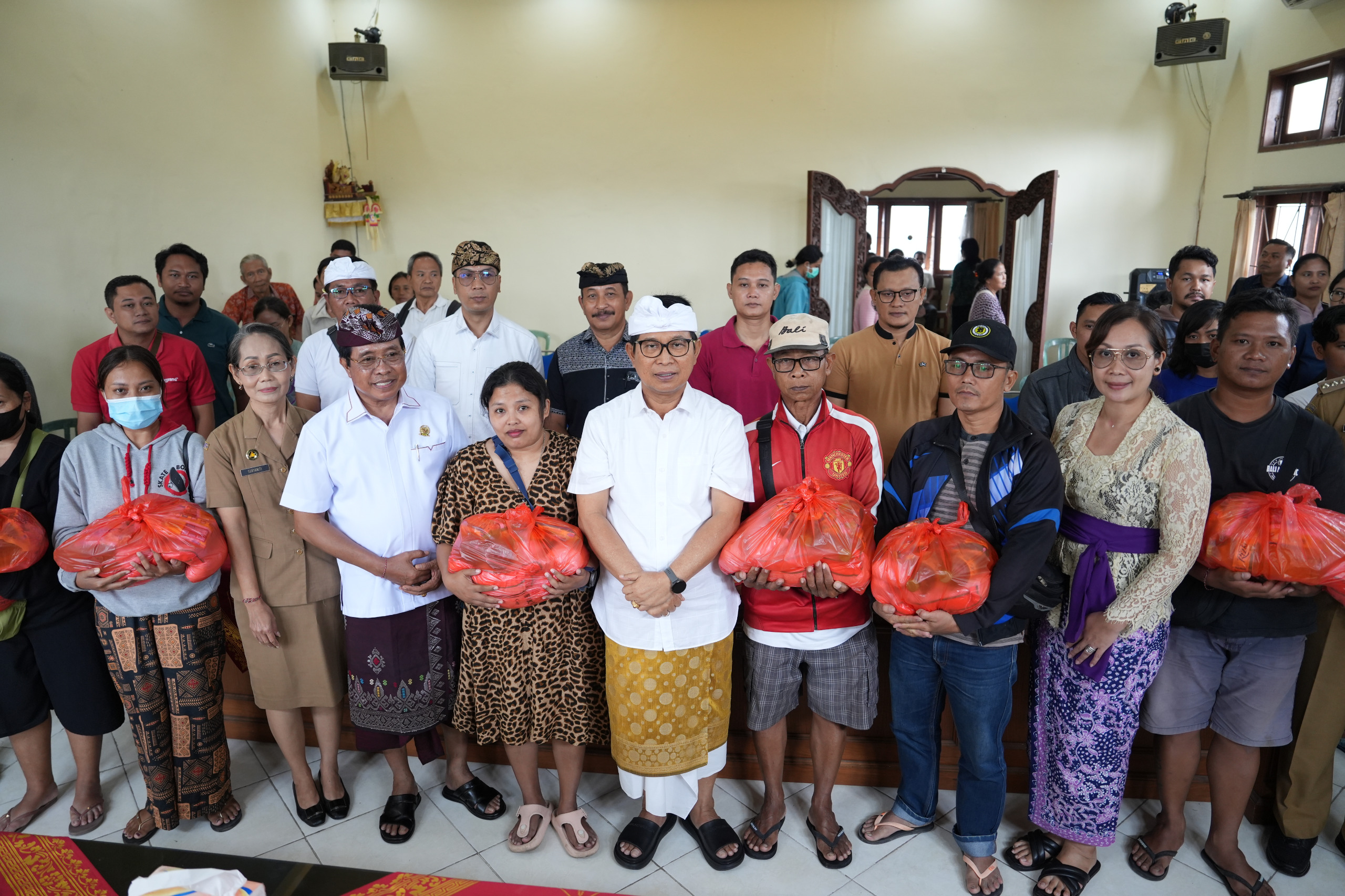 Bupati Badung Serahkan Bantuan Sembako di Kelurahan Lukluk