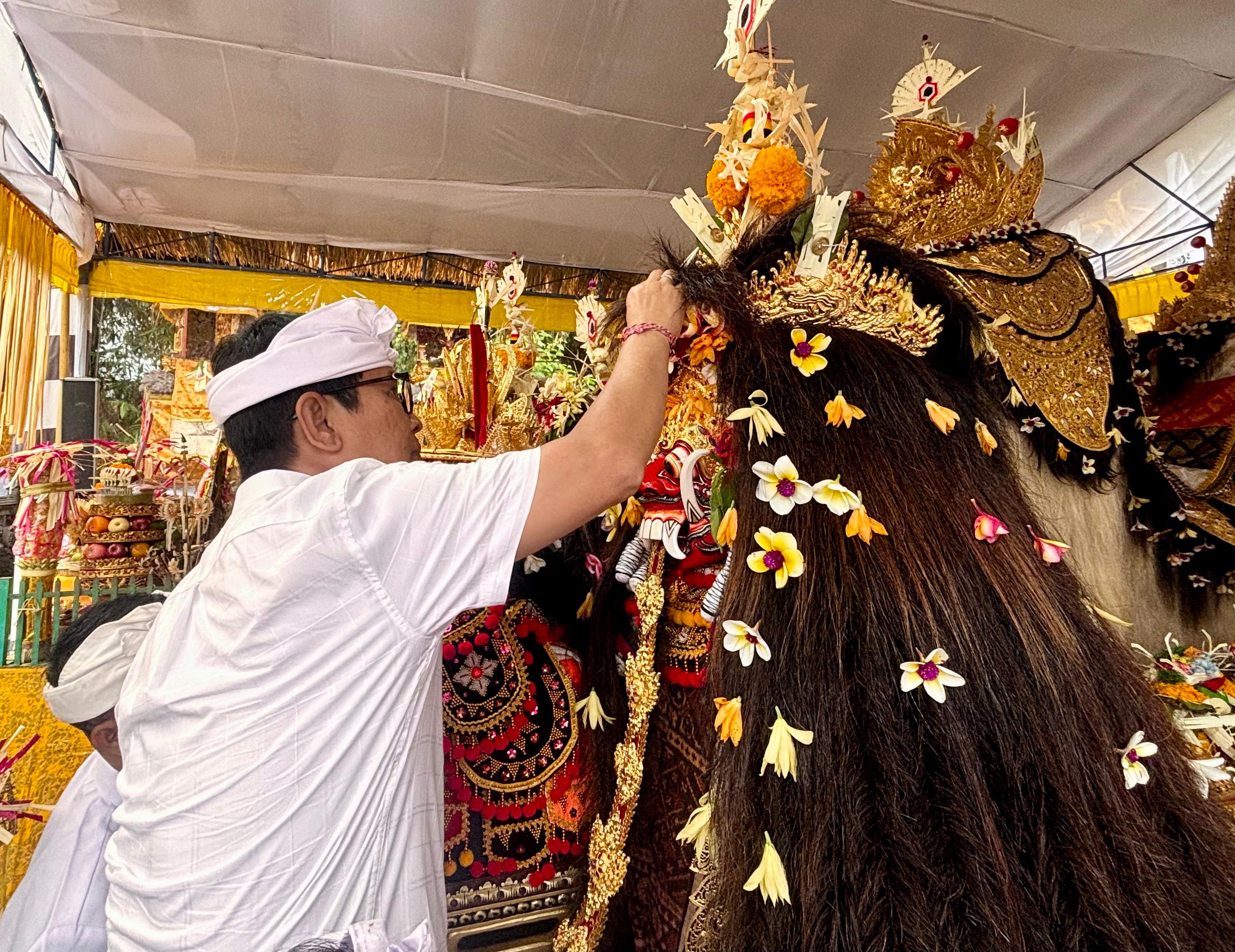 Melaspas Tapakan Ida Ratu Gede Sakti di Pura Dalem Desa Adat Kutaraga