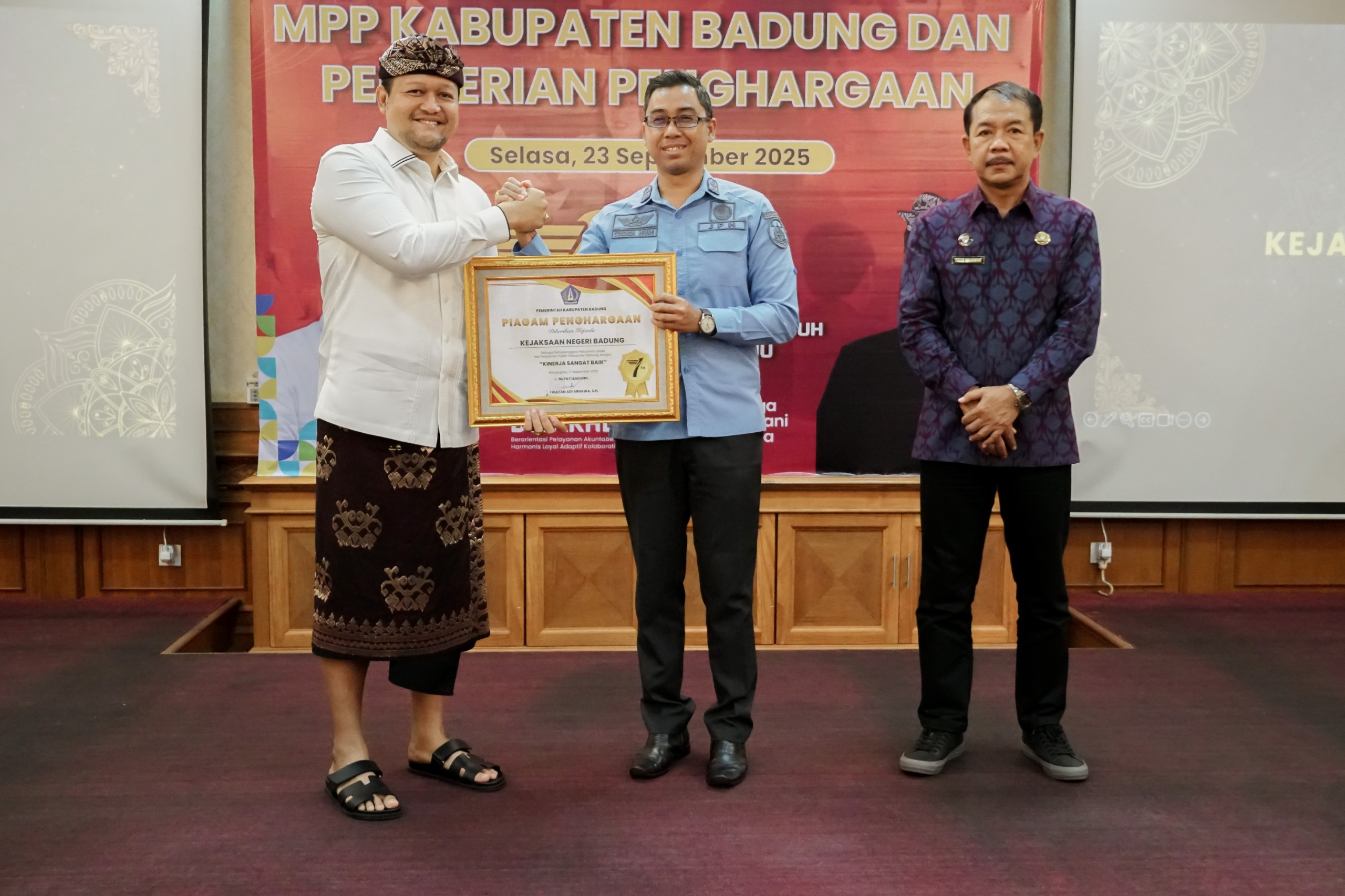 Rapat Evaluasi Tahunan dan Penghargaan Kepada Instansi di MPP Badung