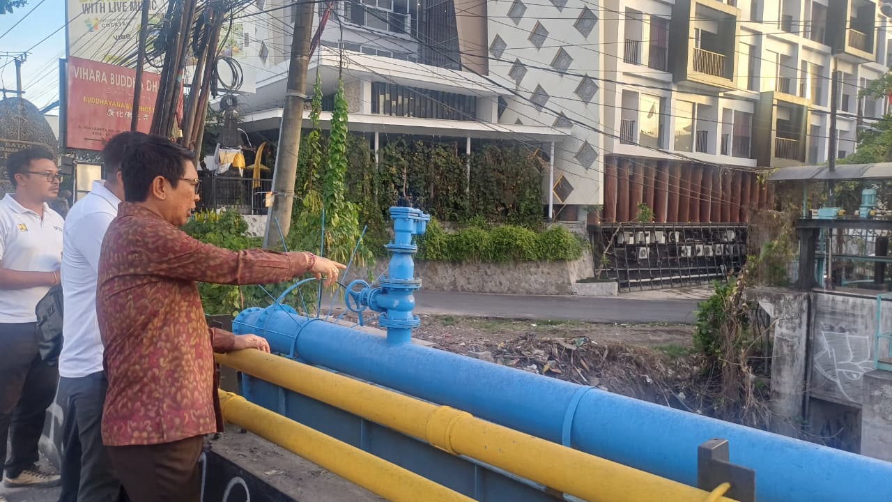 Bupati Tinjau Trash Rack Tukad Mati dan Jalan Simpang Teuku Umar Barat