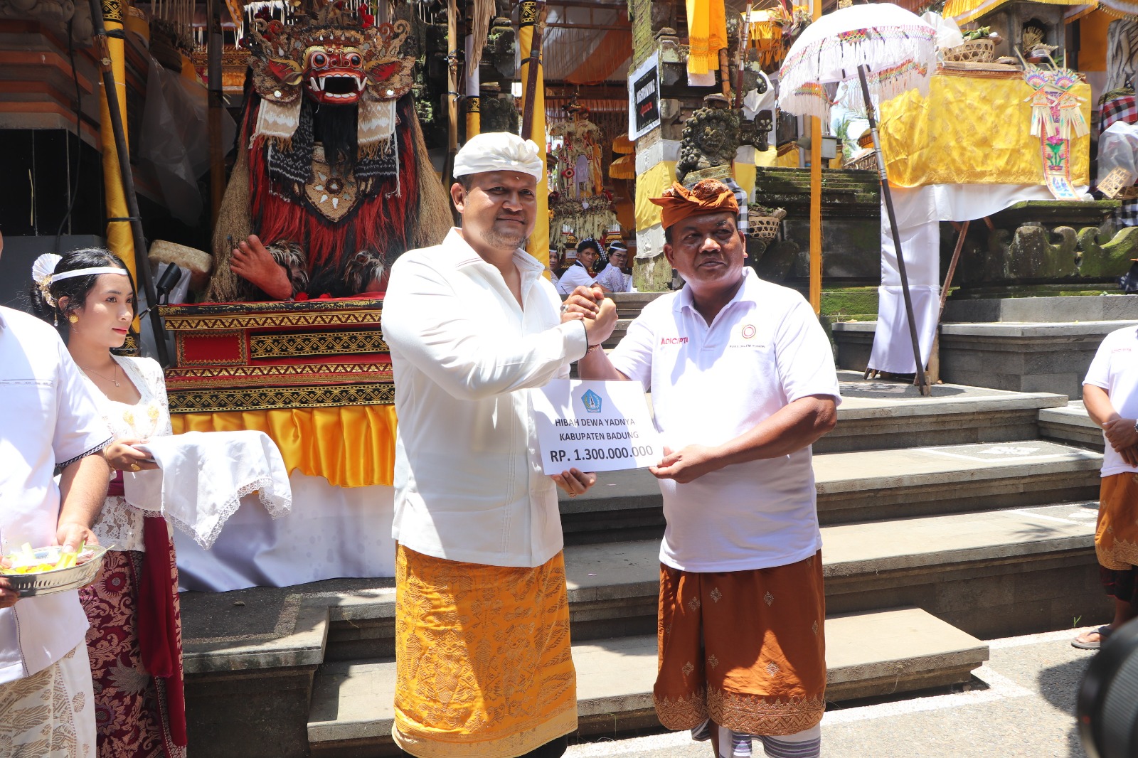 Wabup Hadiri Karya Tawur Agung di Pura Dalem Tunon Abiansemal