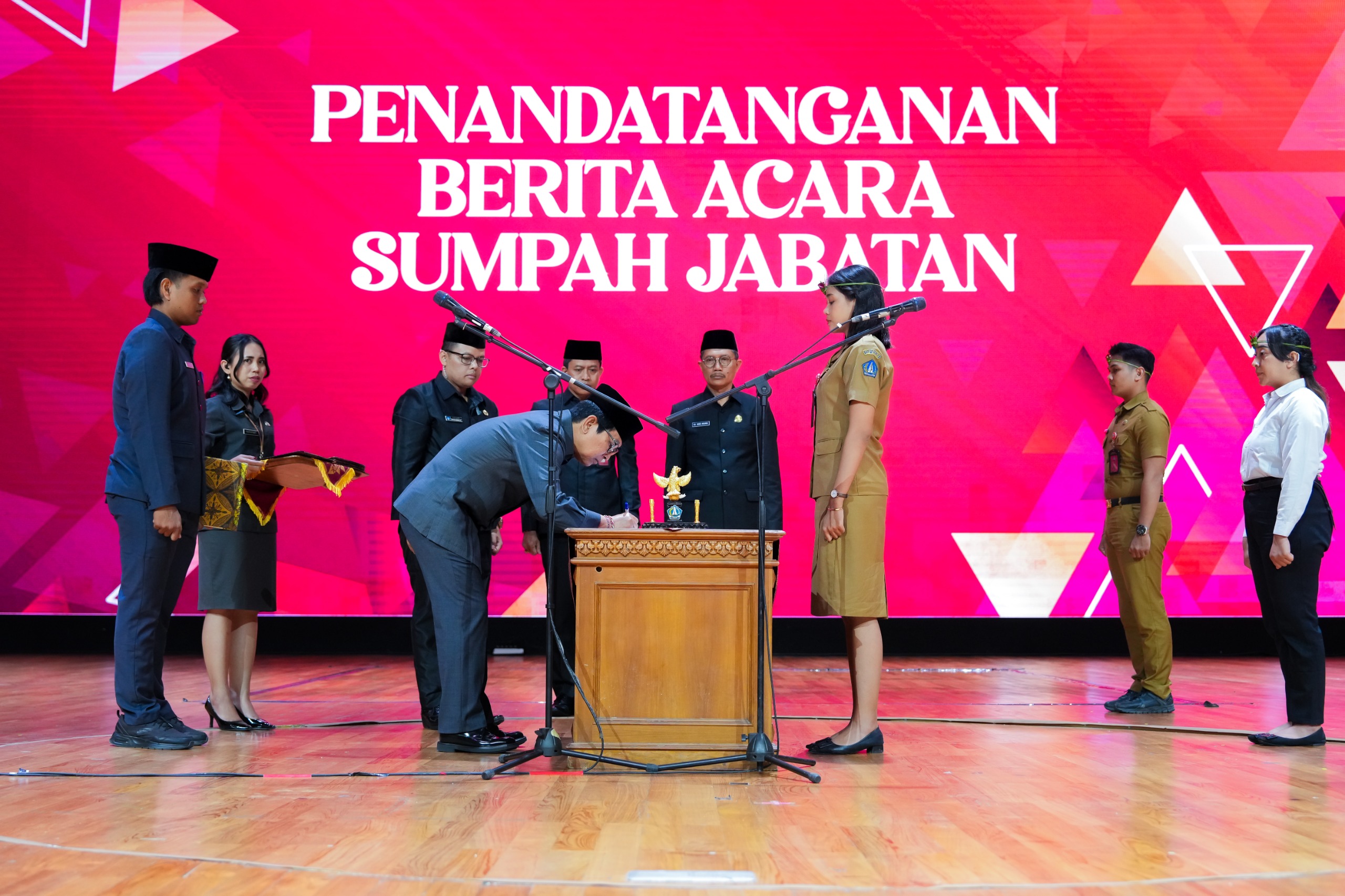 Bupati Wayan Adi Arnawa Lantik PNS dan PPPK Tahap II