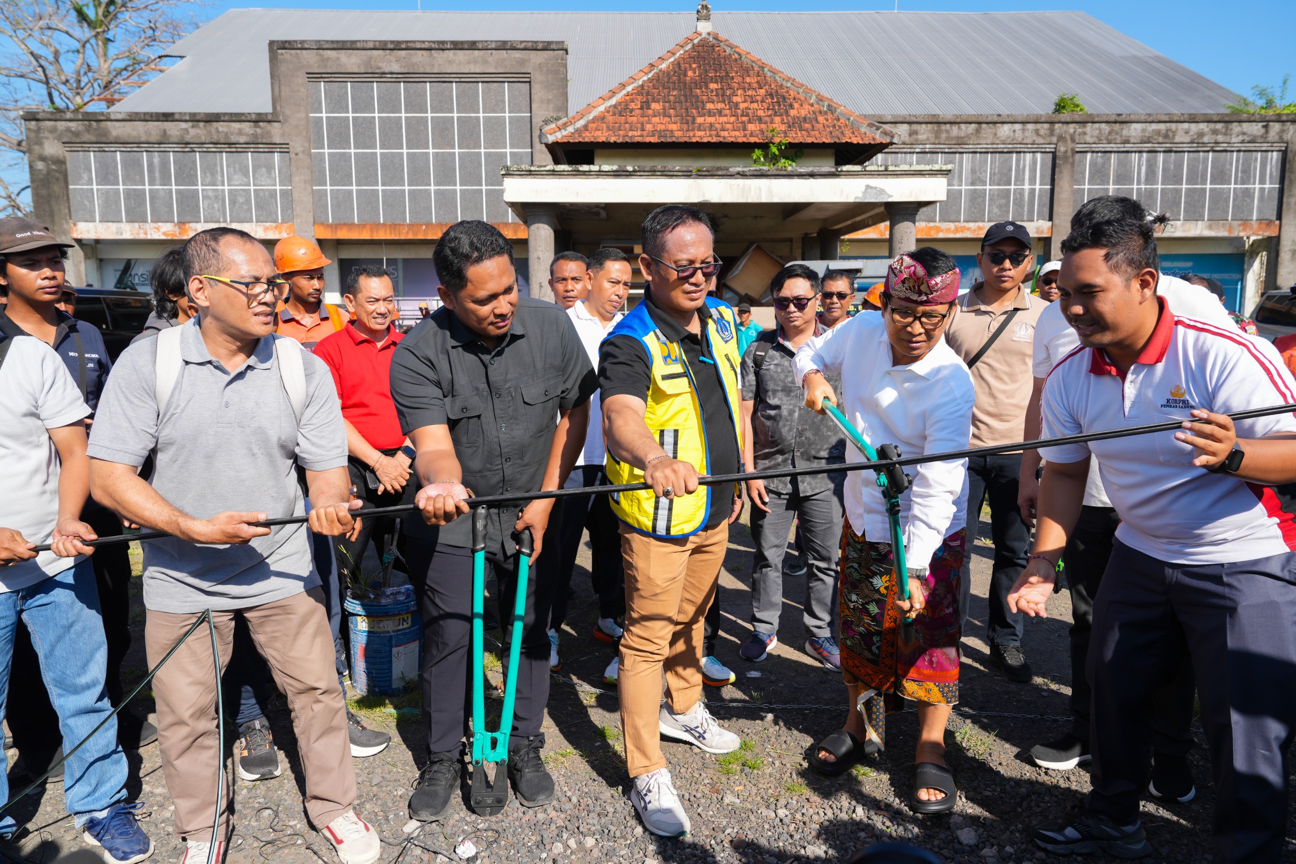 Penurunan dan Pembersihan Kabel Provider di Ruas Jalan Raya Sading-Sempidi