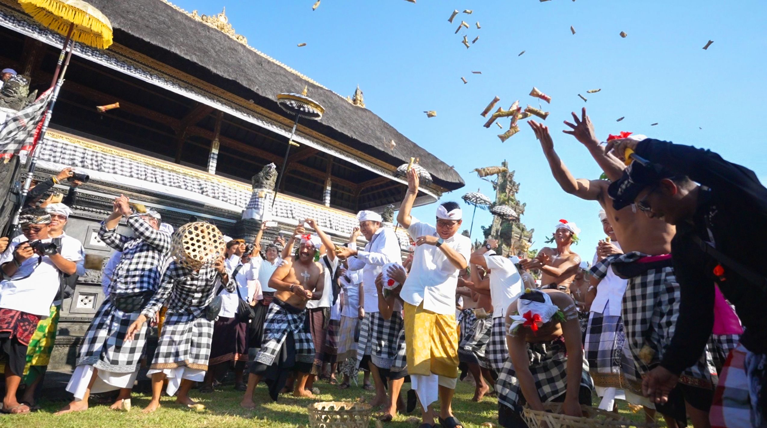 Bupati Adi Arnawa Ikuti Aci Tabuh Rah Pengangon di Desa Adat Kapal