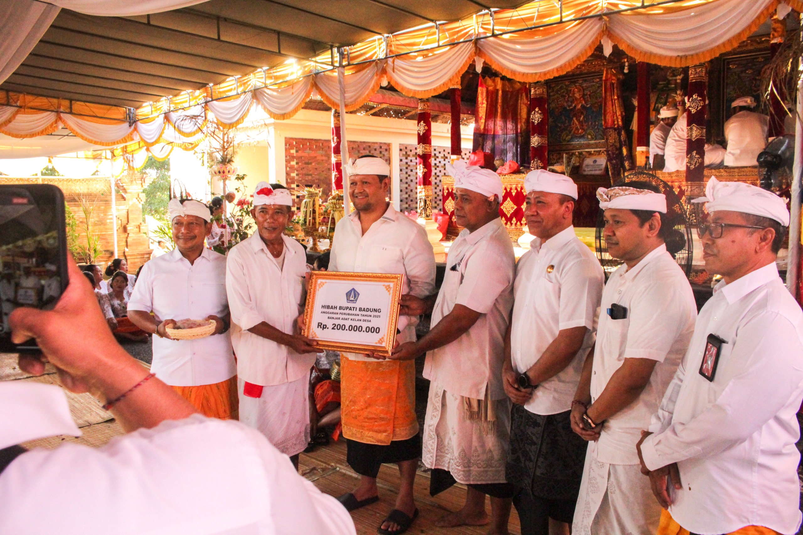 Wabup Hadiri Karya Ngenteg Linggih di Pura Bhagawan Penyarikan Banjar Adat Kelan Desa