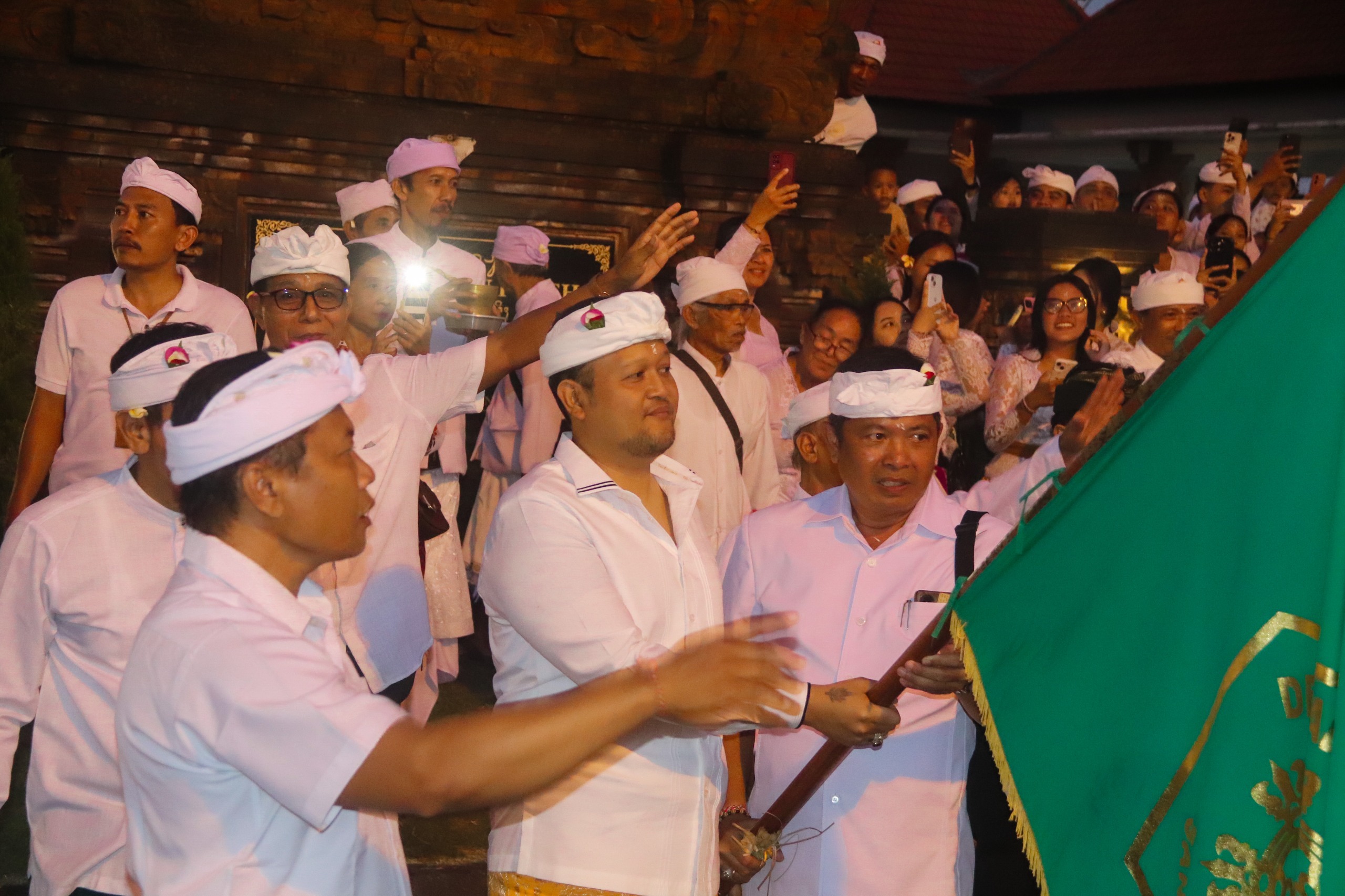 Wabup. Bagus Alit Sucipta Ikuti Tradisi Metimpugan Tipat Bantal di Pura Desa dan Puseh Padang Luwih