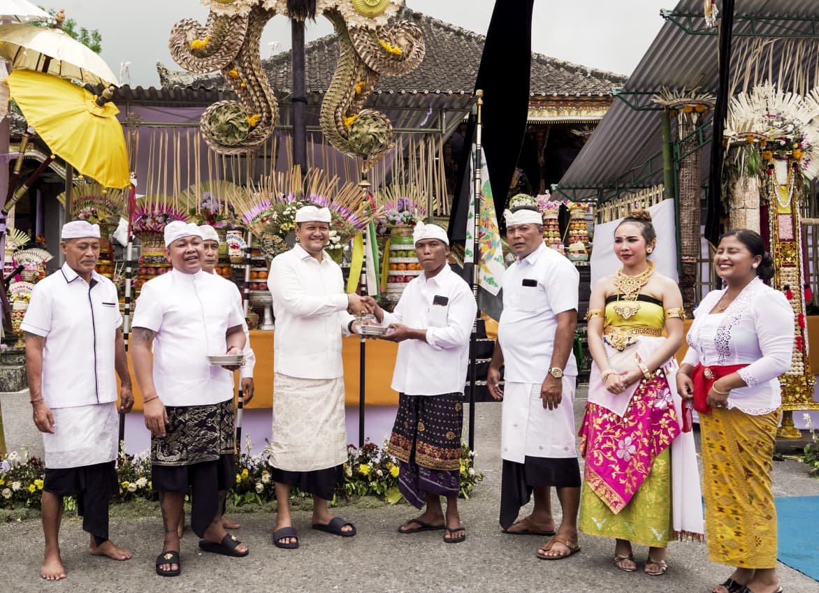 Wabup Hadiri Pujawali di Pura Desa, Desa Adat Tiyingan, Pelaga