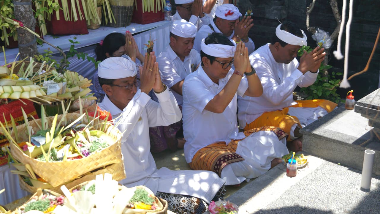 Bupati Hadiri Upacara Melaspas di Pura Tirtha Campuhan Kuta dan Resmikan Monumen Kalpataru