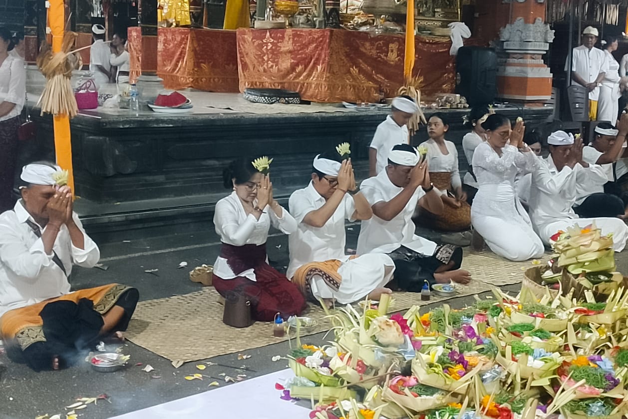 Bupati Nodya Karya Piodalan di Pura Penataran Agung Batur Rening, Mambal