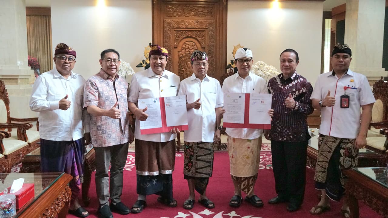 Bupati Adi Arnawa Tandatangani BAST Pinjam Pakai Lahan GWK