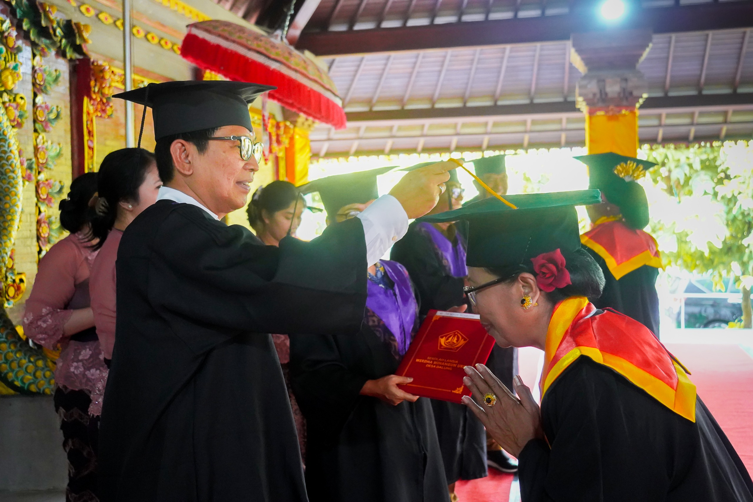 Bupati Adi Arnawa Wisuda Angkatan I Lansia Werdha Winangun Urip Desa Dalung