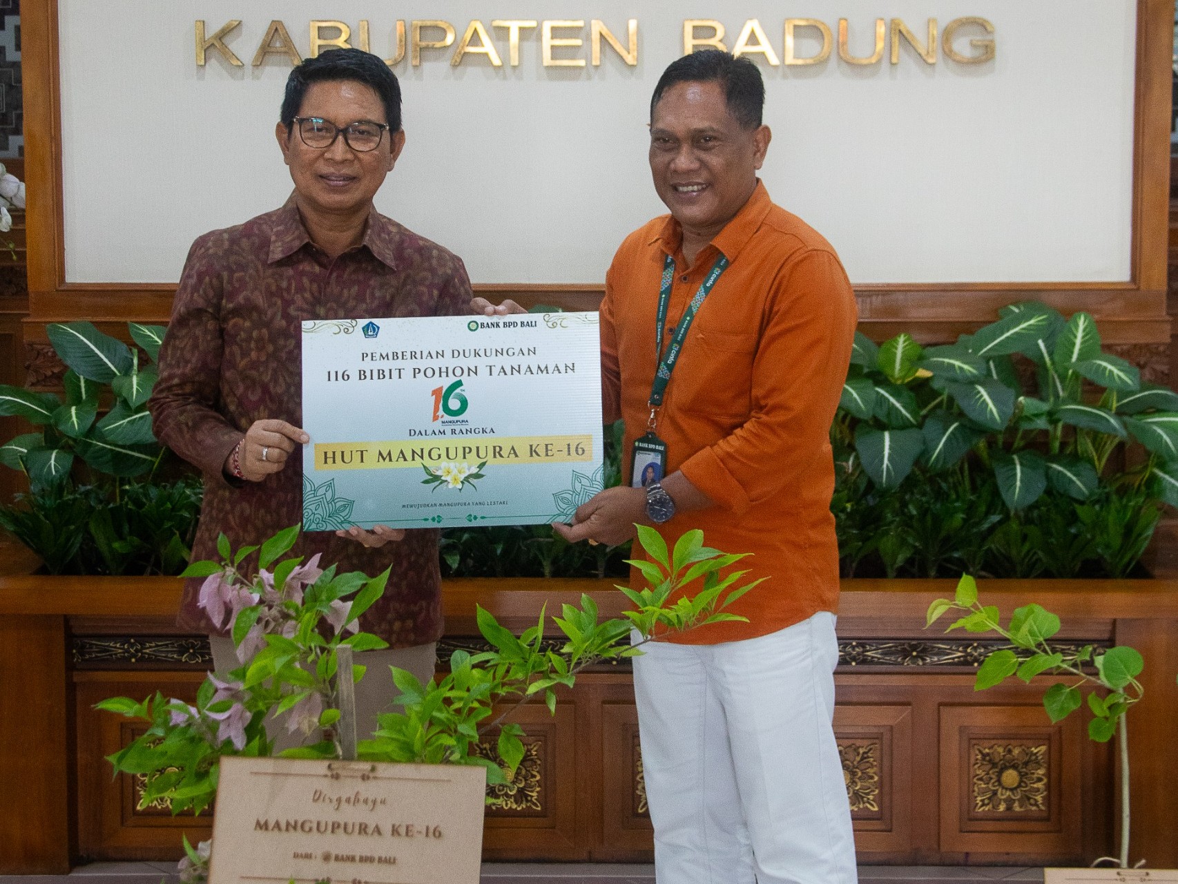 Bupati Adi Arnawa Terima 116 Bibit Pohon dari BPD Bali Cabang Mangupura