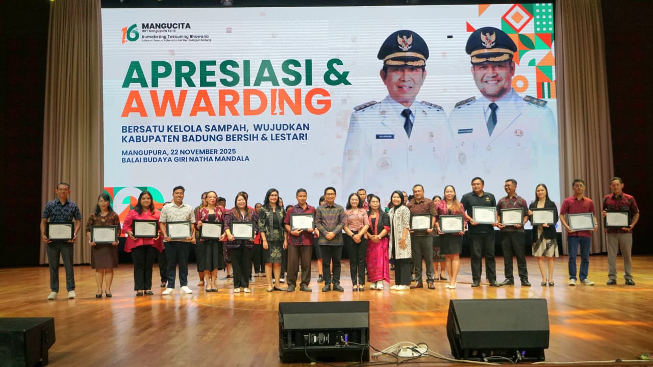 Bupati Serahkan Penghargaan Bank Sampah dan TPS3R