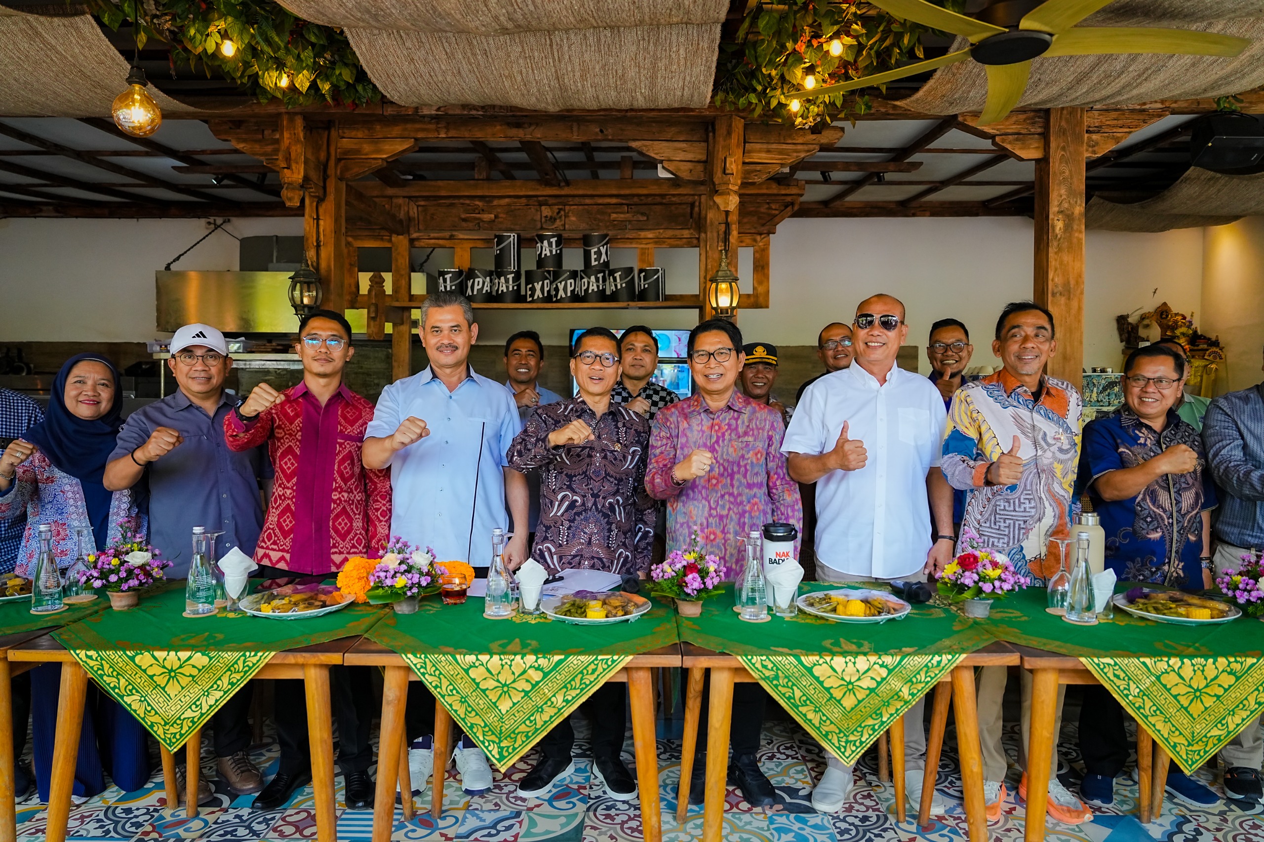 Bupati Badung Dampingi Menteri Desa PDT Kunjungi BUMDes Desa Tibubeneng