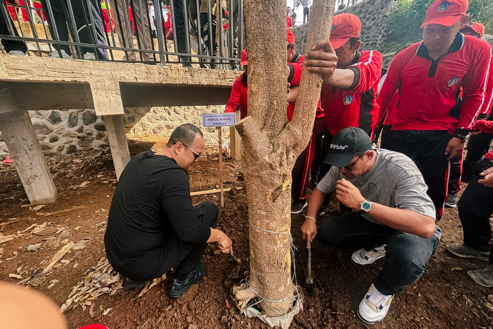 Gotong Royong Semesta Berencana Penanaman Pohon dan Bersih Sampah di Desa Mambal
