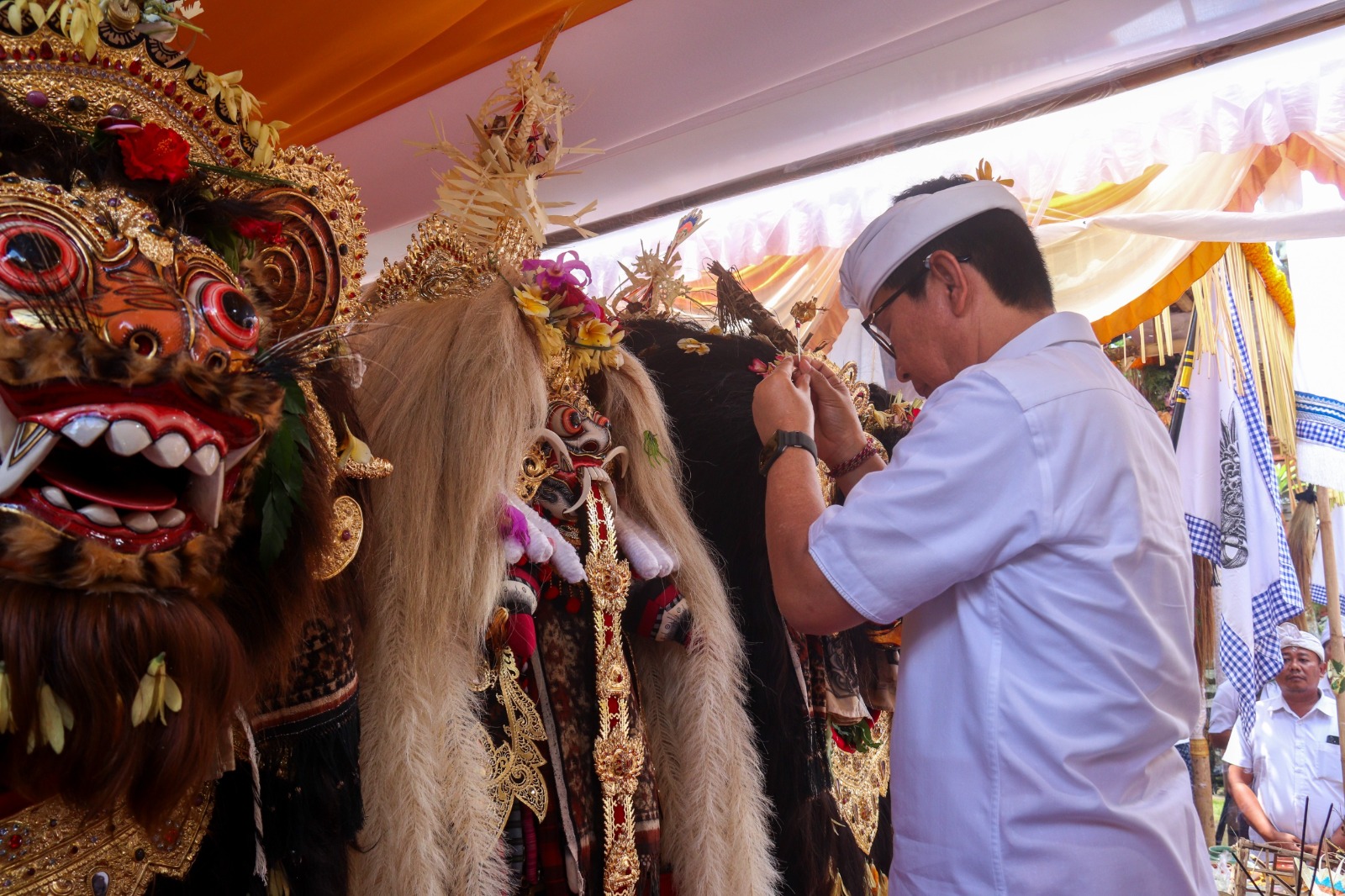 Bupati Adi Arnawa Nyumpangin Sekar Pralingga Ida Bhatara di Pura Kayu Putih Banjar Pasekan, Tangeb