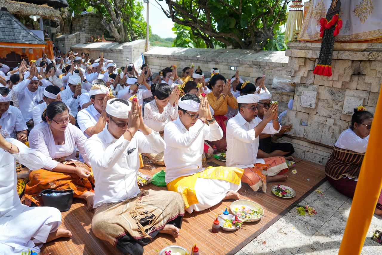 Bupati Badung Hadiri Pujawali Padudusan Alit di Pura Luhur Uluwatu