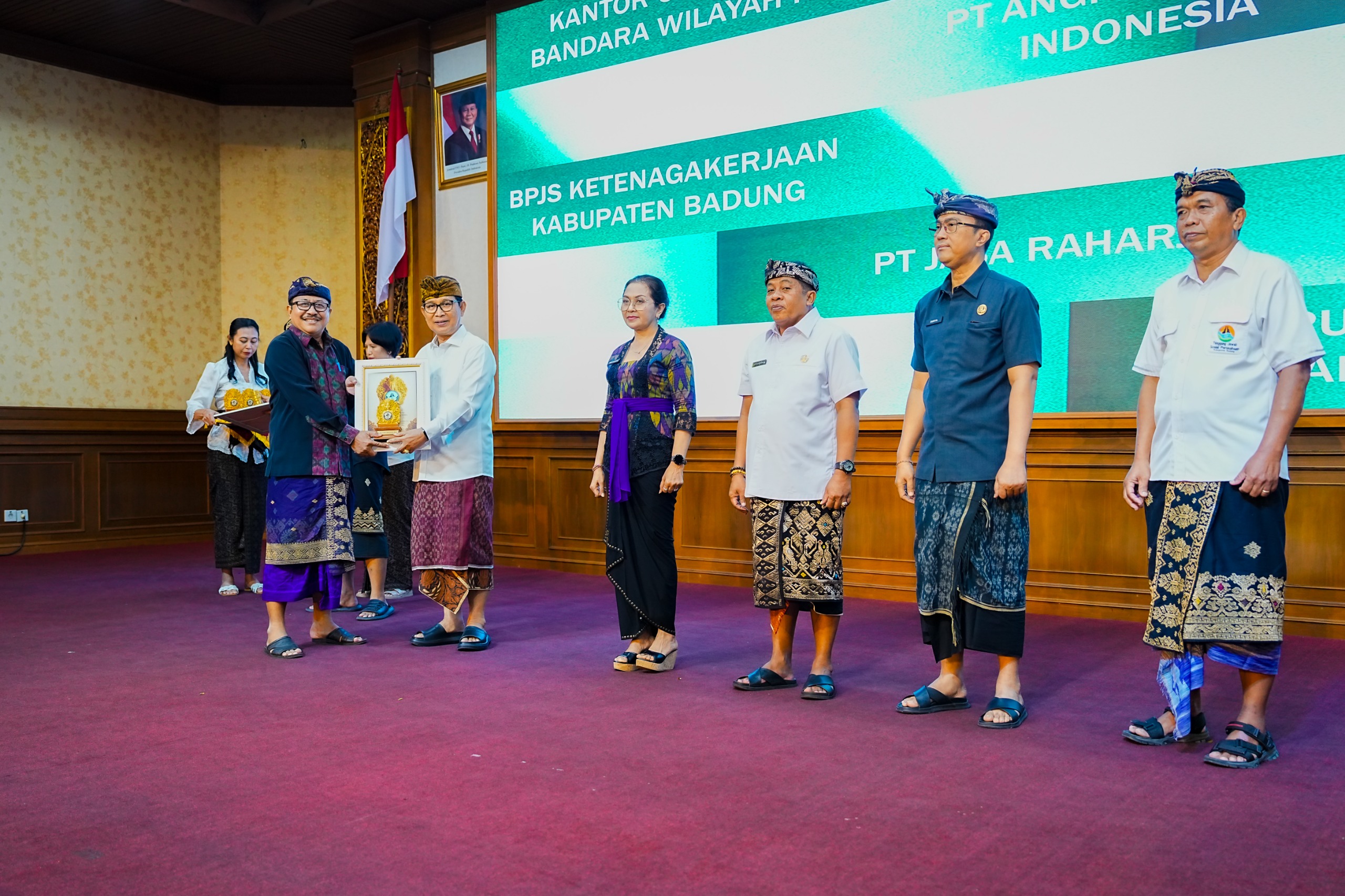 Bupati Adi Arnawa Serahkan Piagam Penghargaan TJSP Kepada 94 Perusahaan