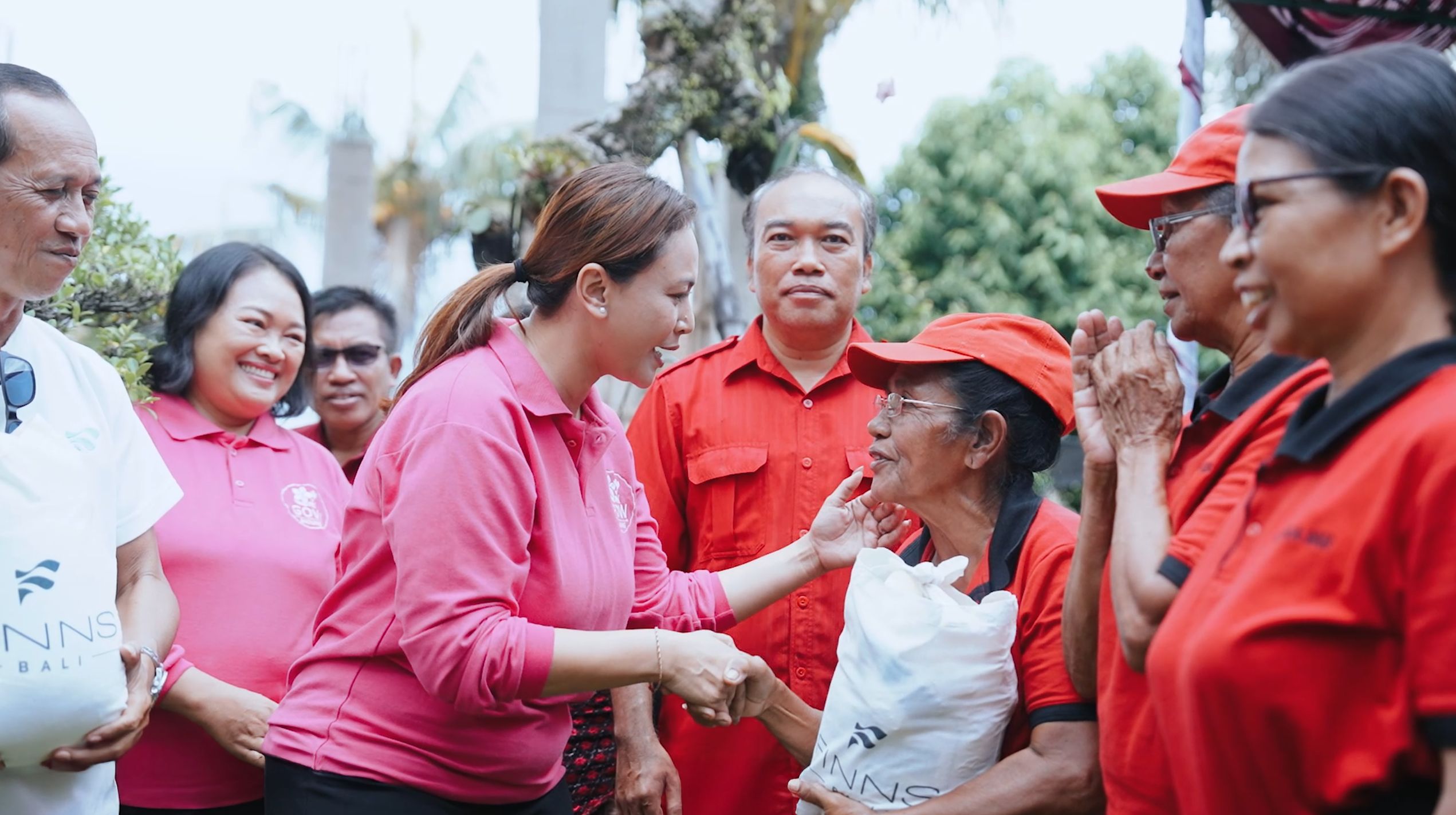 Ketua GOW Badung Gelar Bakti Sosial Peringatan Hari Ibu di Desa Penarungan