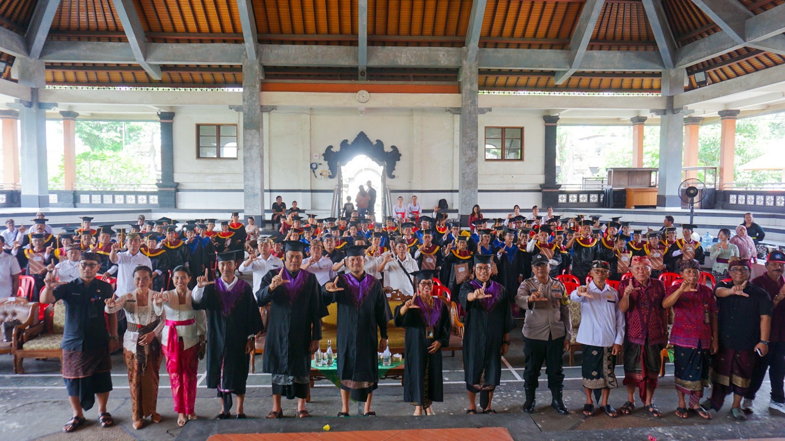 Wabup Bagus Alit Sucipta Wisuda Angkatan II Sekolah Lansia Dasarata Kelurahan Kapal