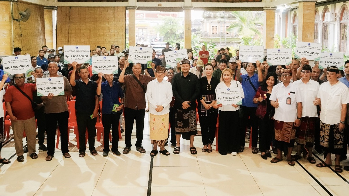 Penyerahan Bantuan Sosial Menjelang Hari Raya Natal Untuk Umat Beragama Kristen