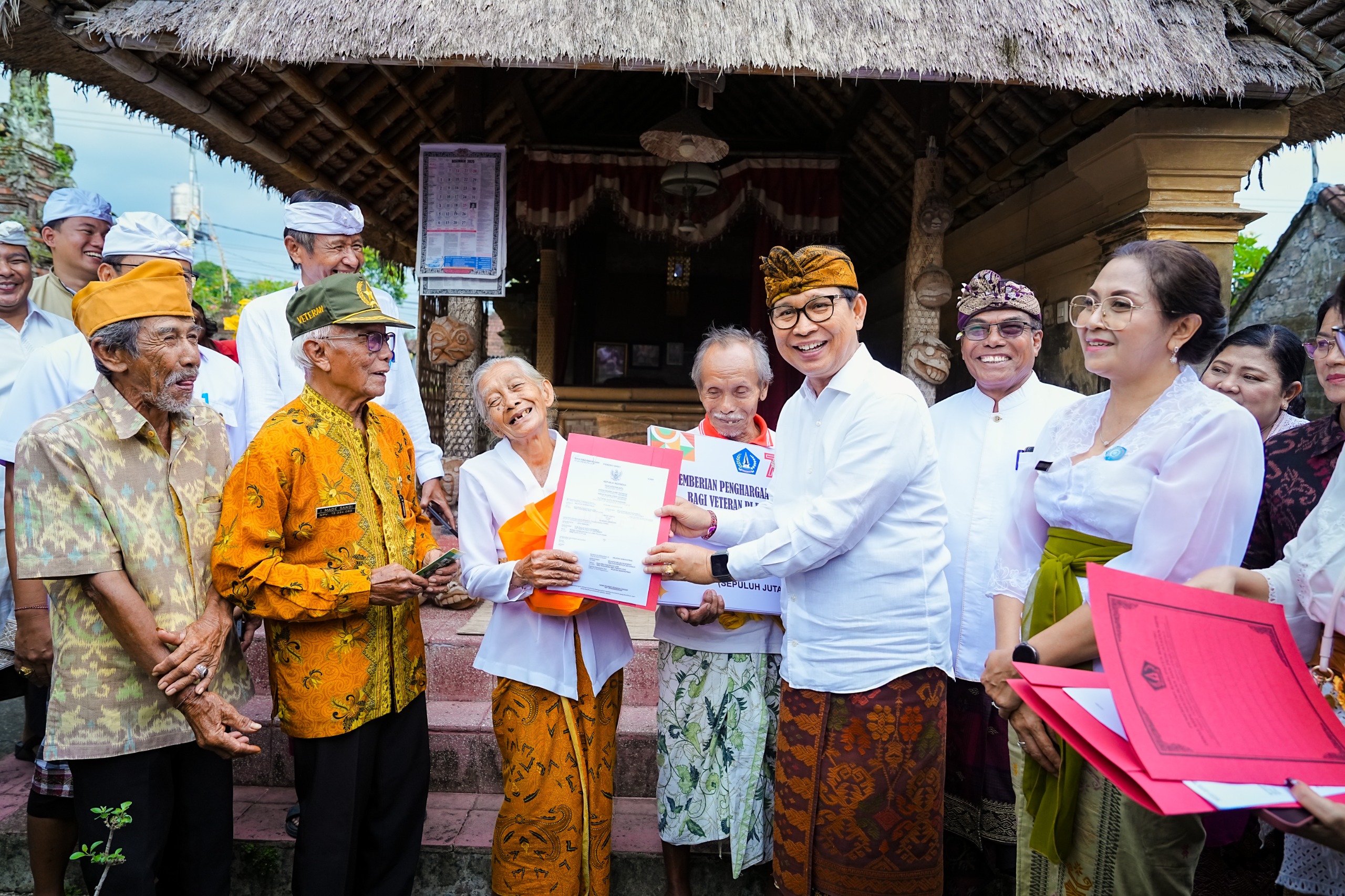 Bupati Adi Arnawa Serahkan Penghargaan Kepada 187 Veteran di Kabupaten Badung