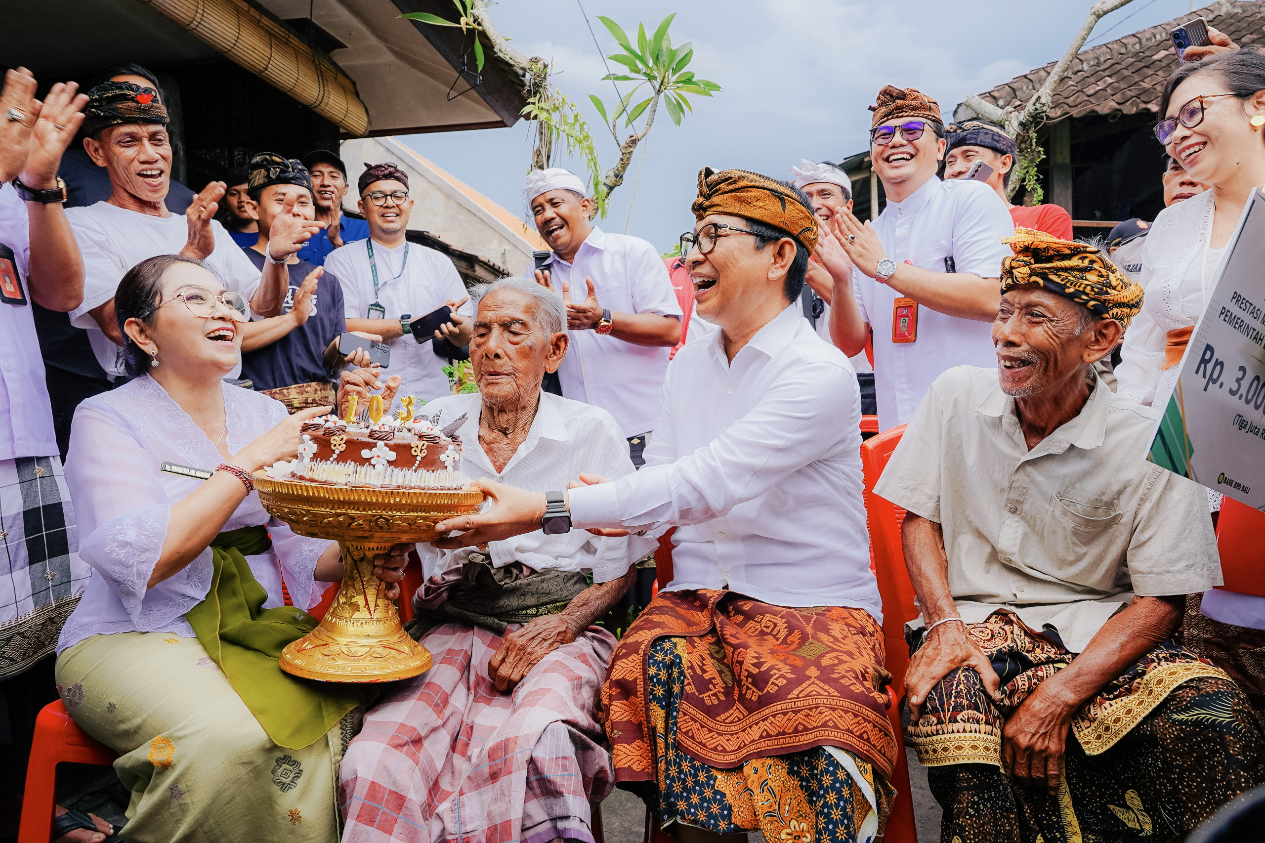 Bupati Adi Arnawa Serahkan Penghargaan Usia Harapan Hidup 75 Tahun