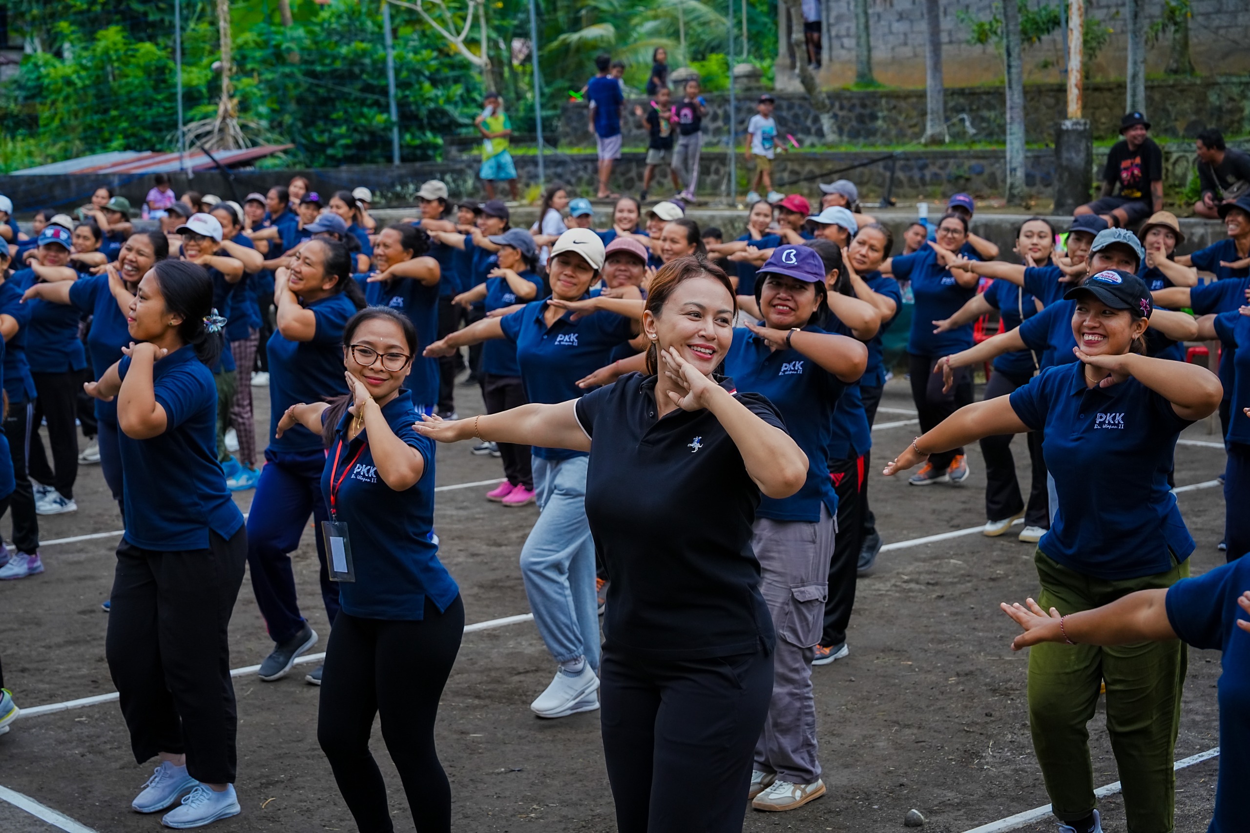 Ny. Yunita Alit Sucipta Ikut Meriahkan Perayaan Hari Ibu PKK Ulapan 2 Blahkiuh