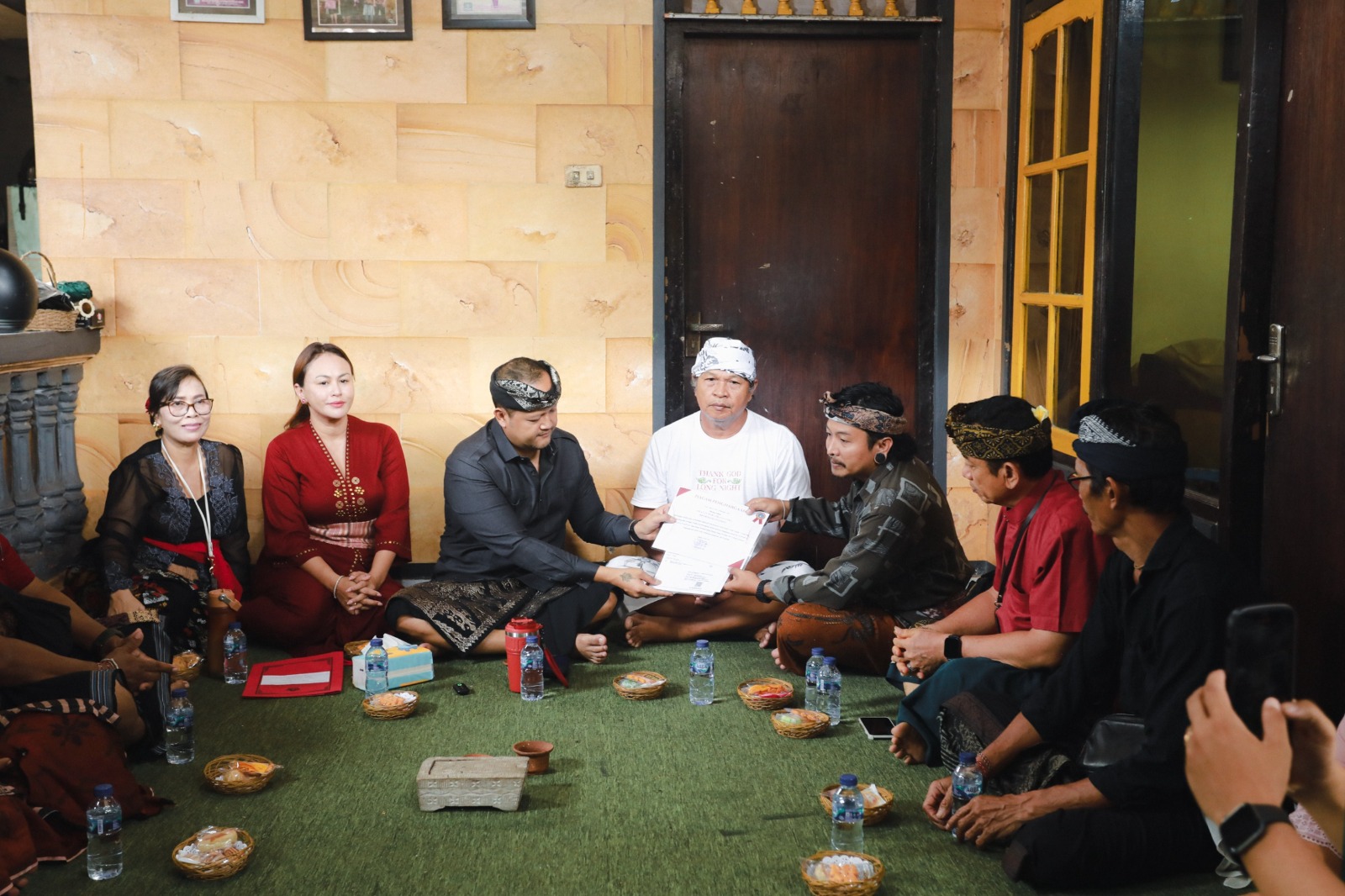 Penghargaan Tertib Administrasi, Wabup Badung Serahkan Bantuan ke Ahli Waris