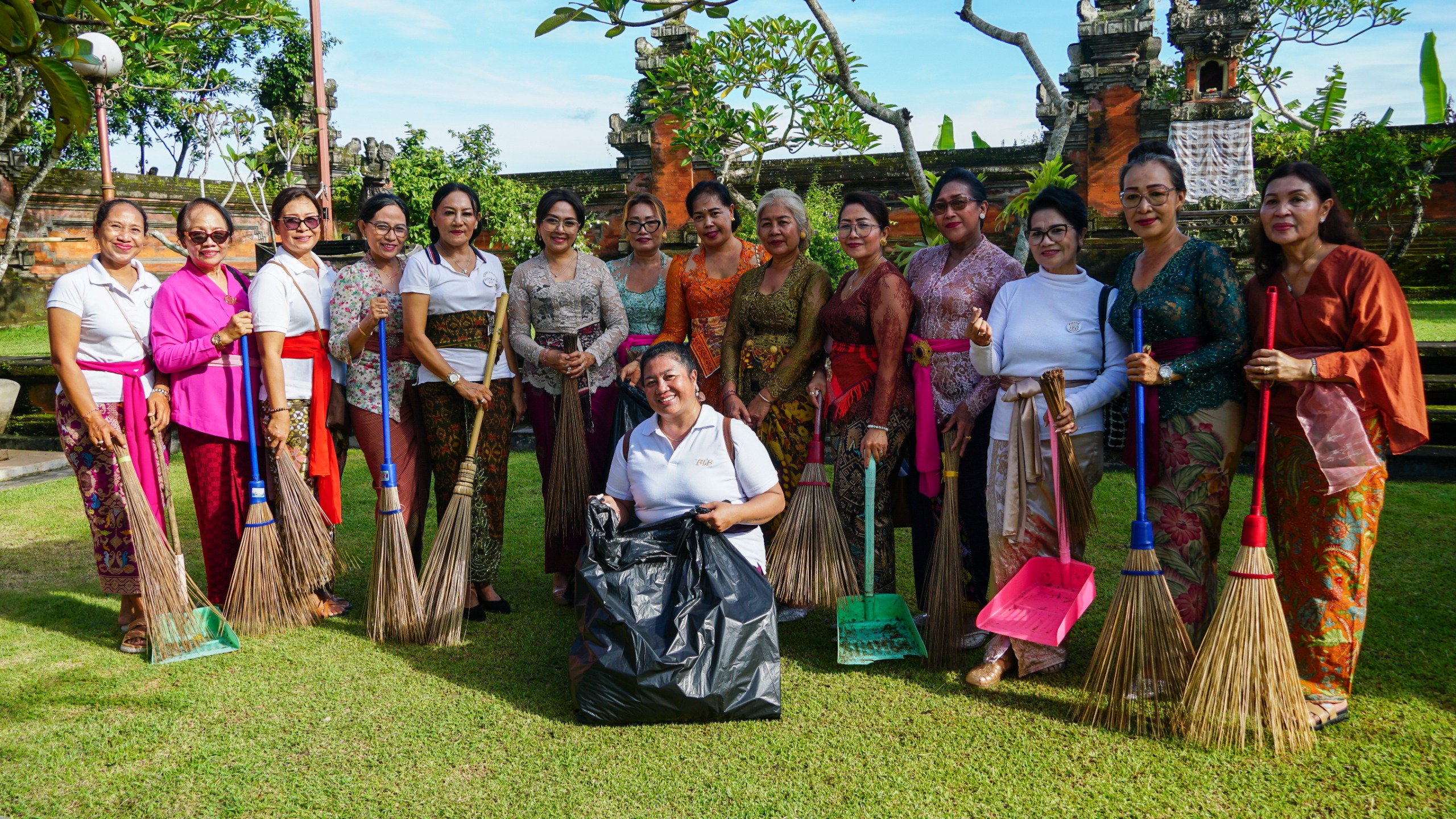 TP. PKK Bersama Forum Puspa Badung Laksanakan Mereresik dan Sembahyang Bersama di Pura Lingga Bhuana