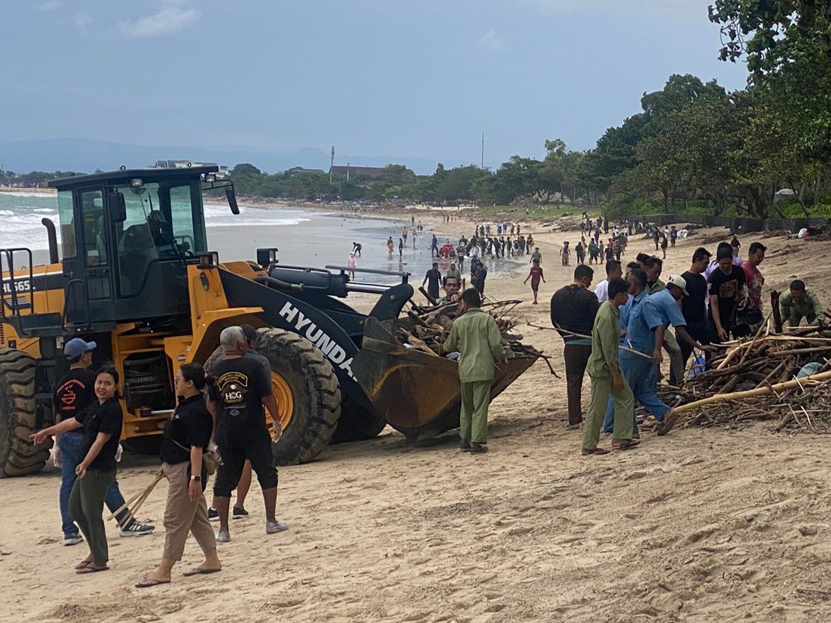 Bupati Badung Apresiasi Aksi Bersih Sampah Kiriman di Pantai Muaya Jimbaran