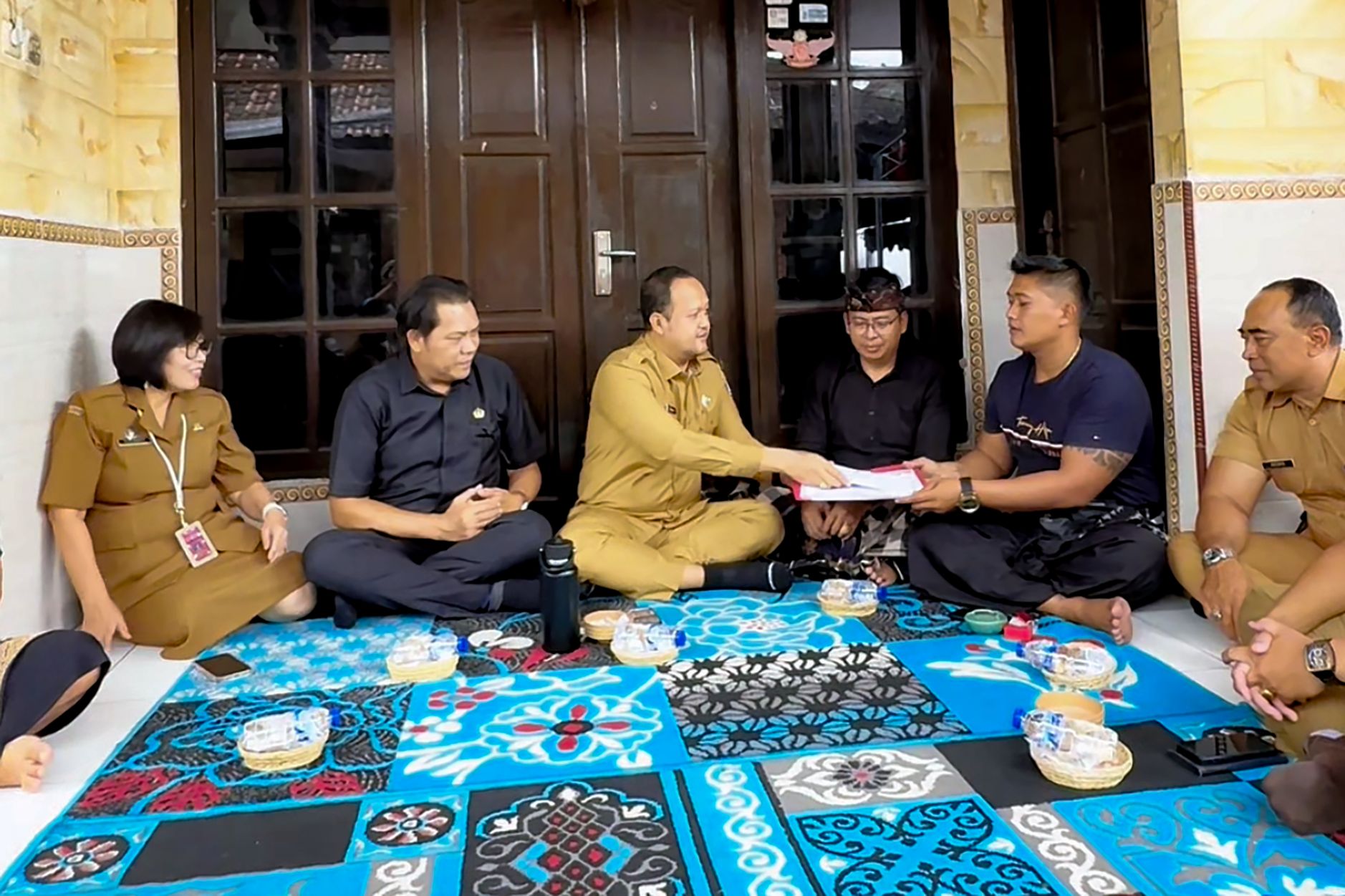 Wabup Bagus Alit Sucipta Melayat ke Rumah Duka di Kelurahan Kapal