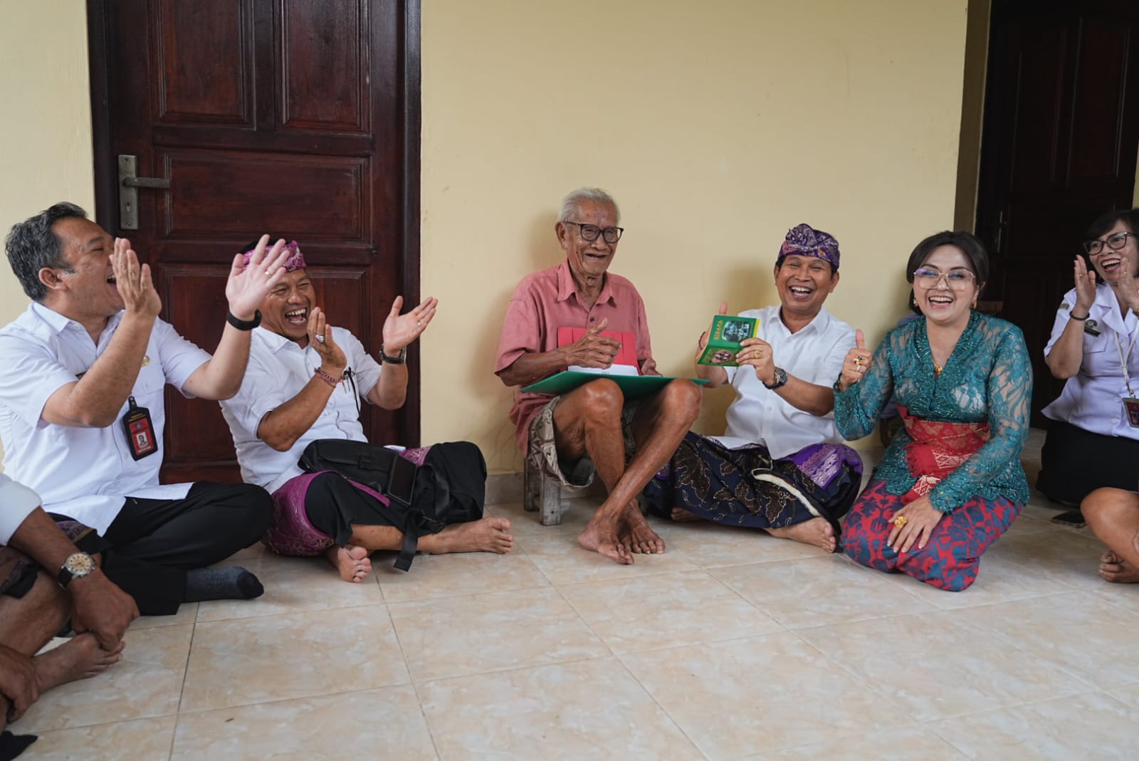 Bupati Badung Serahkan Penghargaan Bagi Lansia yang Melampaui UHH 75 Tahun