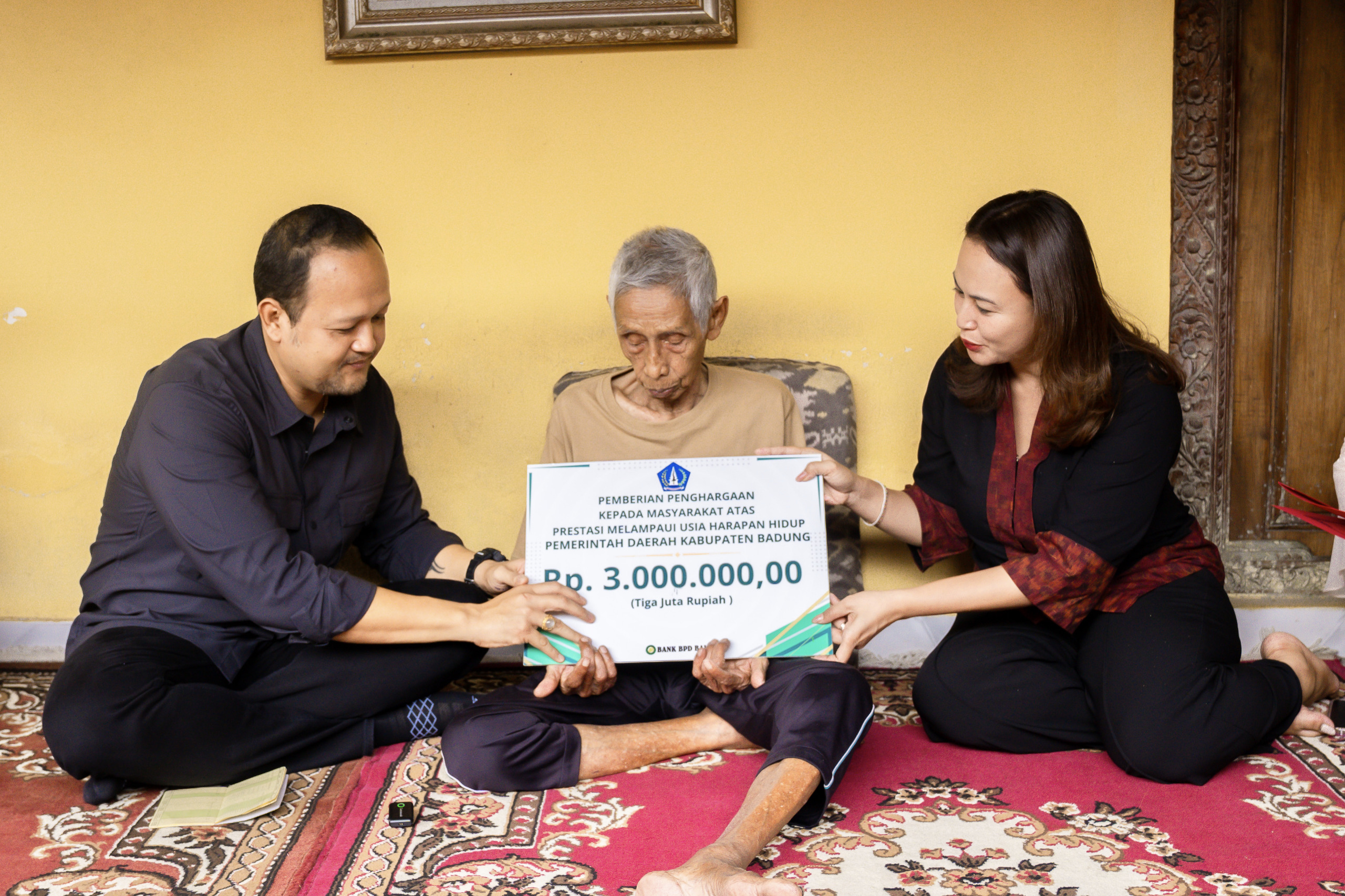 Apresiasi Lansia, Wabup Badung Serahkan Penghargaan UHH 75 Tahun