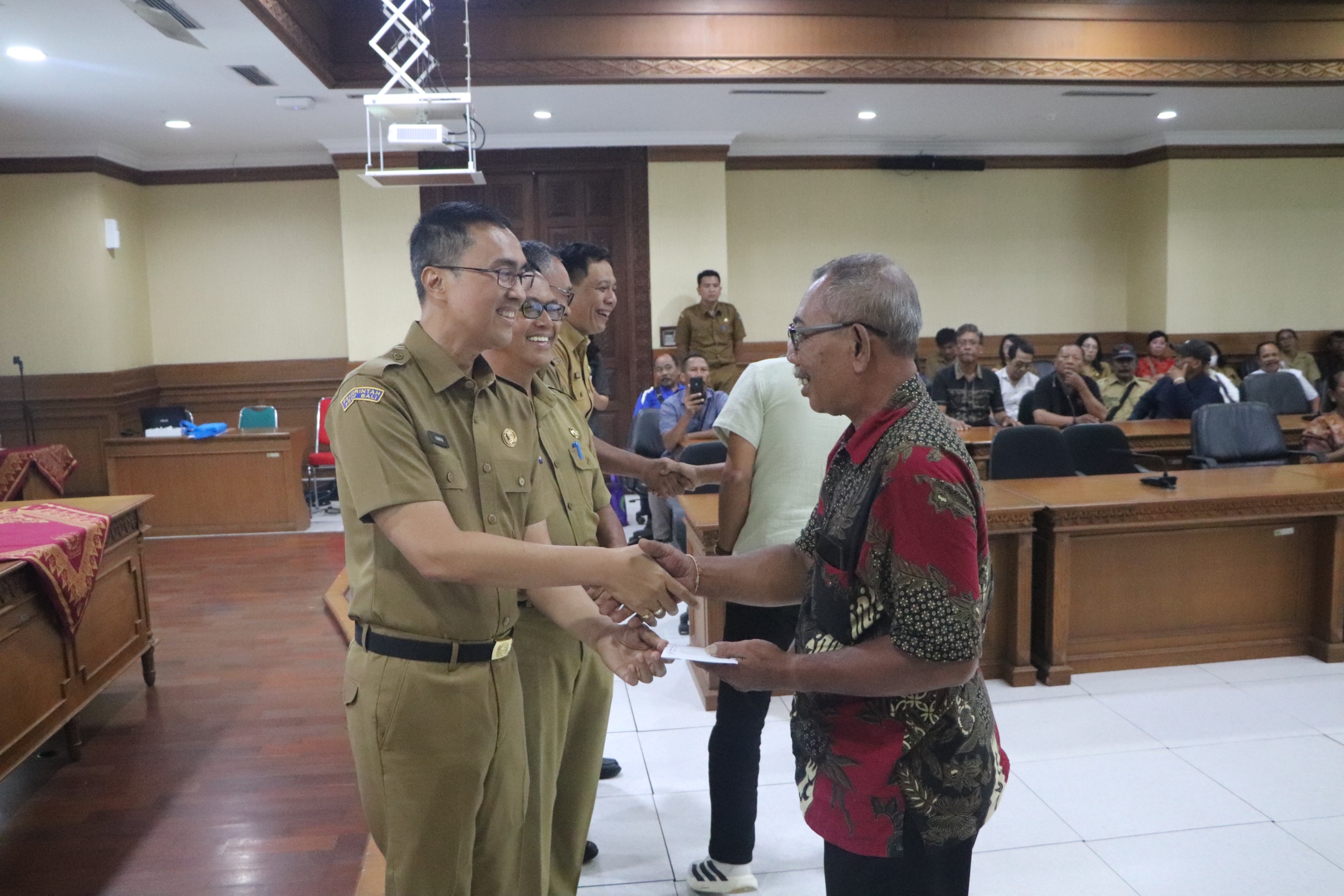 Sekda Serahkan Dana Santunan Pensiun dan Sumbangan Dana Kematian