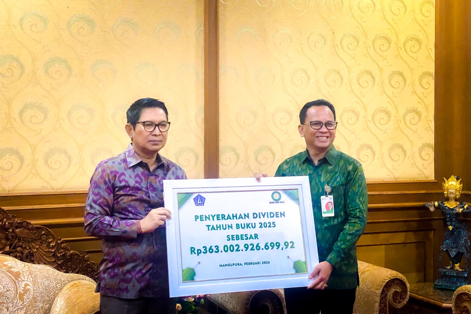 Bupati Adi Arnawa Terima Dividen Bank BPD Bali