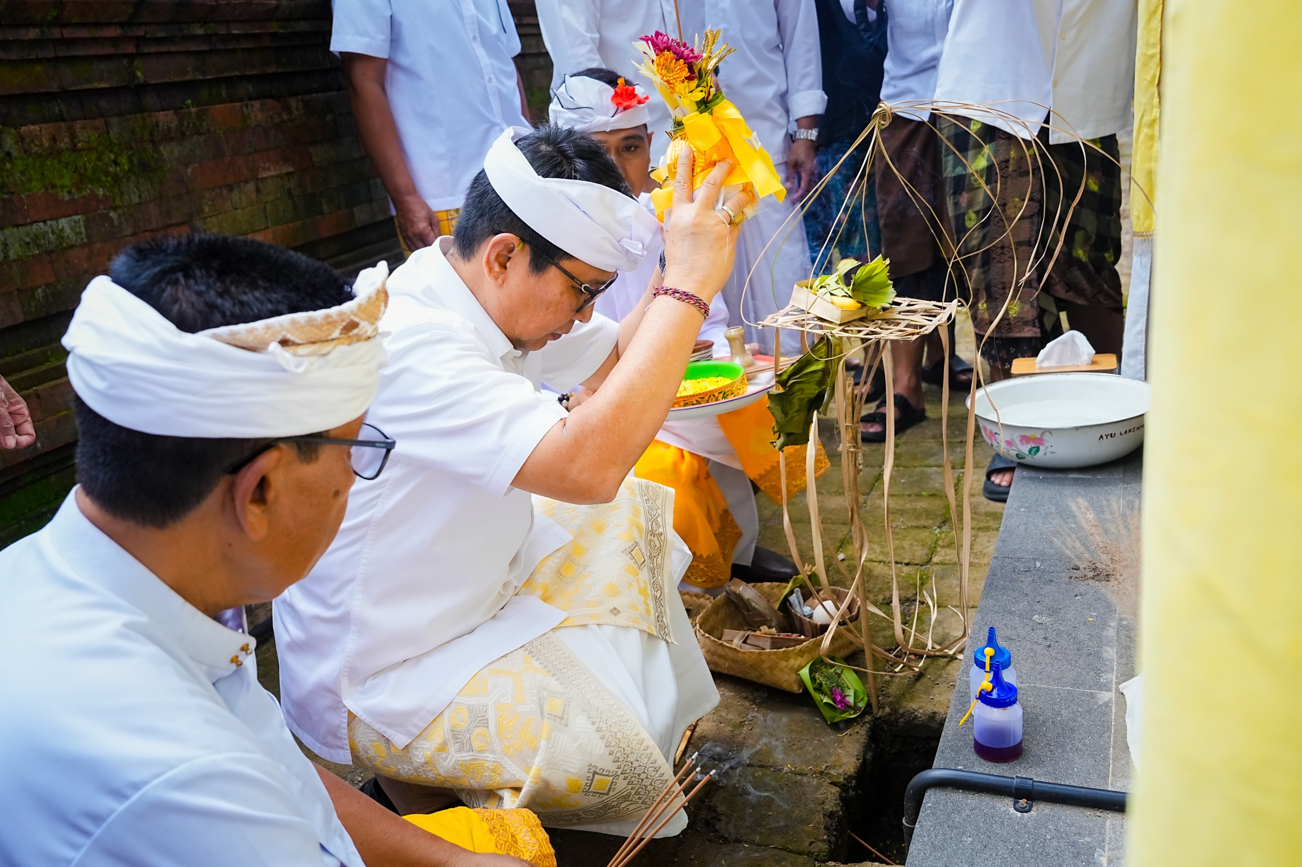 Bupati Adi Arnawa Mendem Pedagingan di Pelinggih Meru