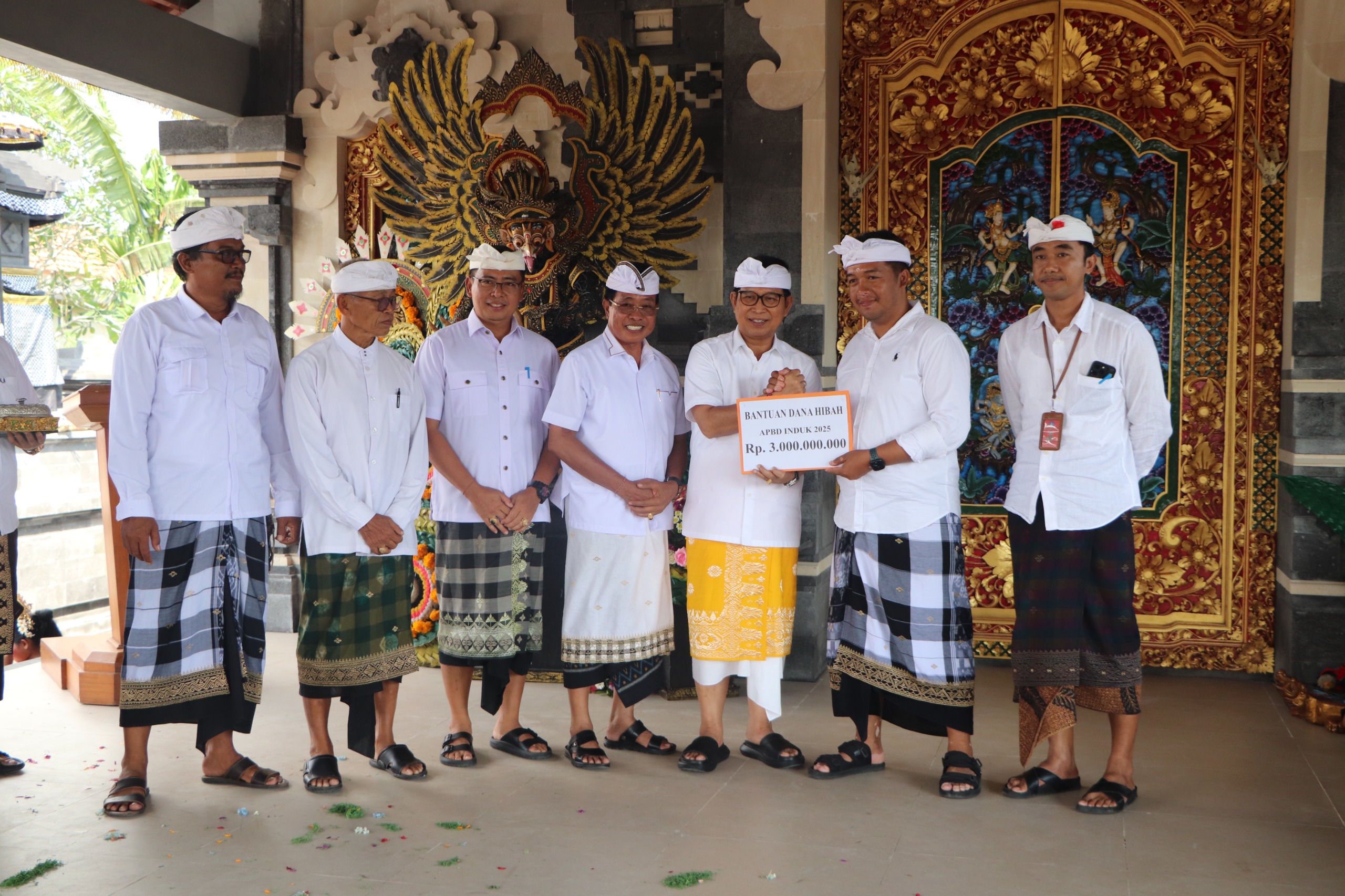 Bupati Adi Arnawa Hadiri Melaspas Pelinggih dan Balai Banjar Tegal Saat Delodan Kapal