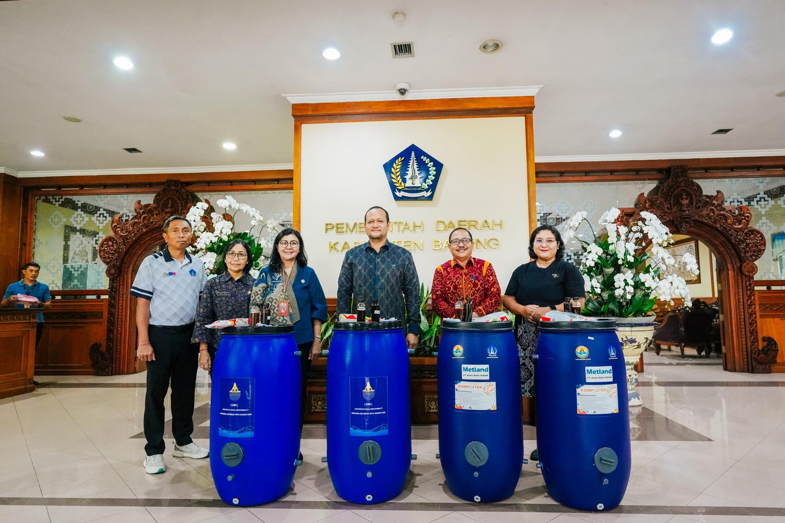 Wabup. Badung Terima Bantuan TJSP Tong Komposter