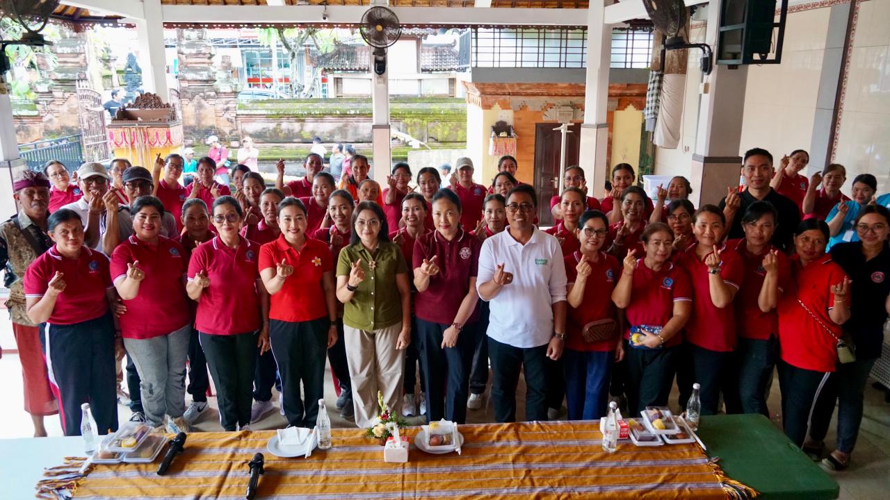 Ketua TP PKK Badung Hadiri Cek Kesehatan Gratis dan Serahkan Bantuan Sosial