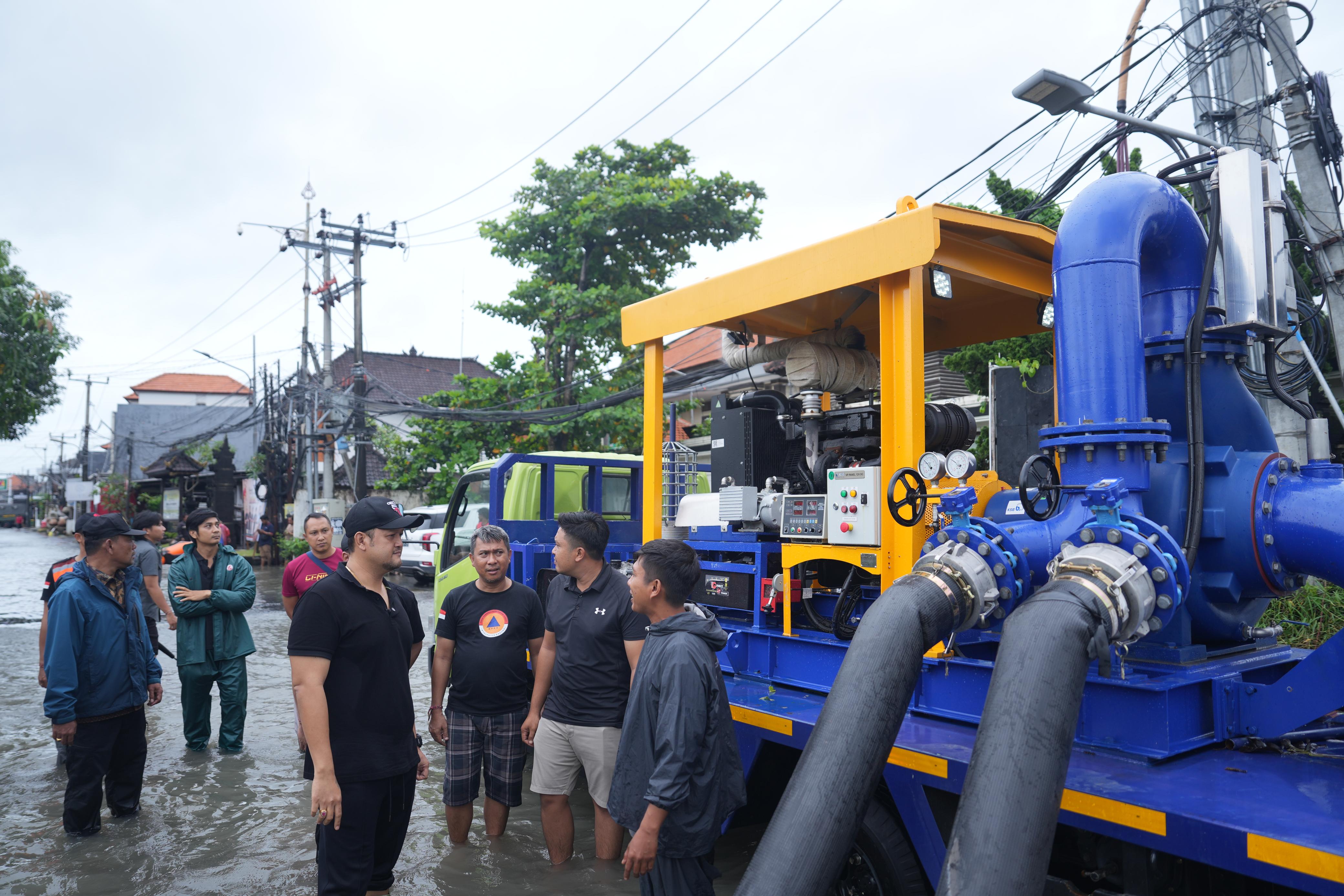 Wabup Bagus Alit Sucipta Tinjau Langsung Banjir di Jalan Dewi Sri, Kuta